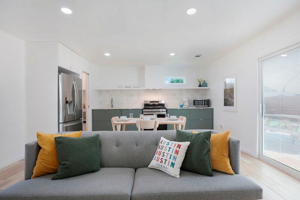 906 E Leslie Cir # A, Austin, TX 78721