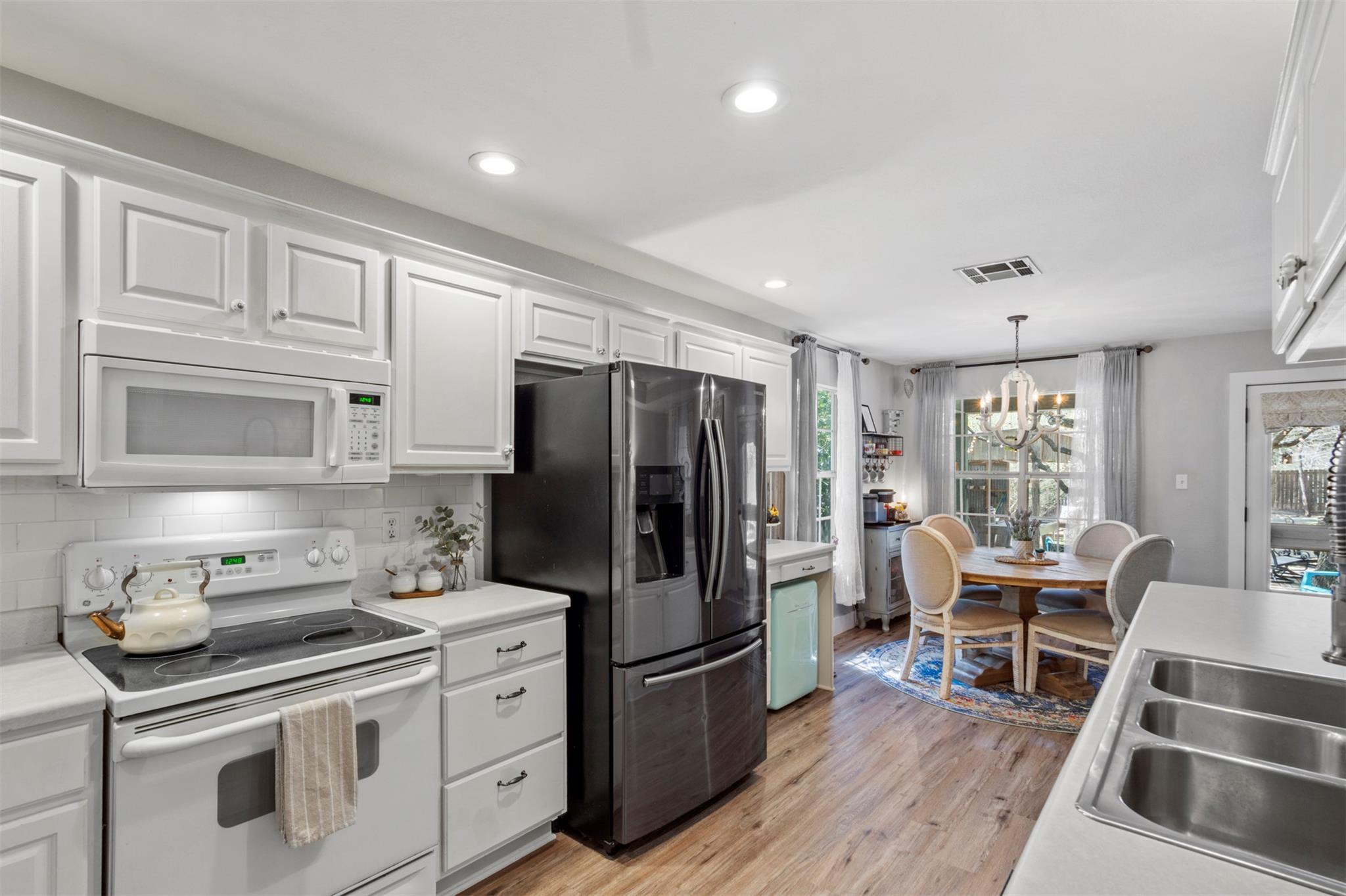 1044 Daviot Dr, Spicewood, TX 78669
