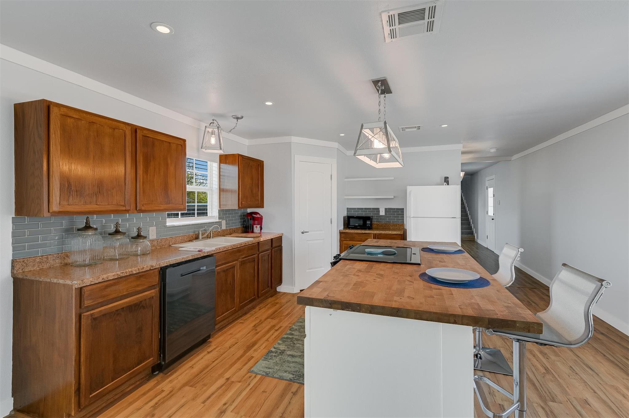 155 Travis Ln, Spicewood, TX 78669