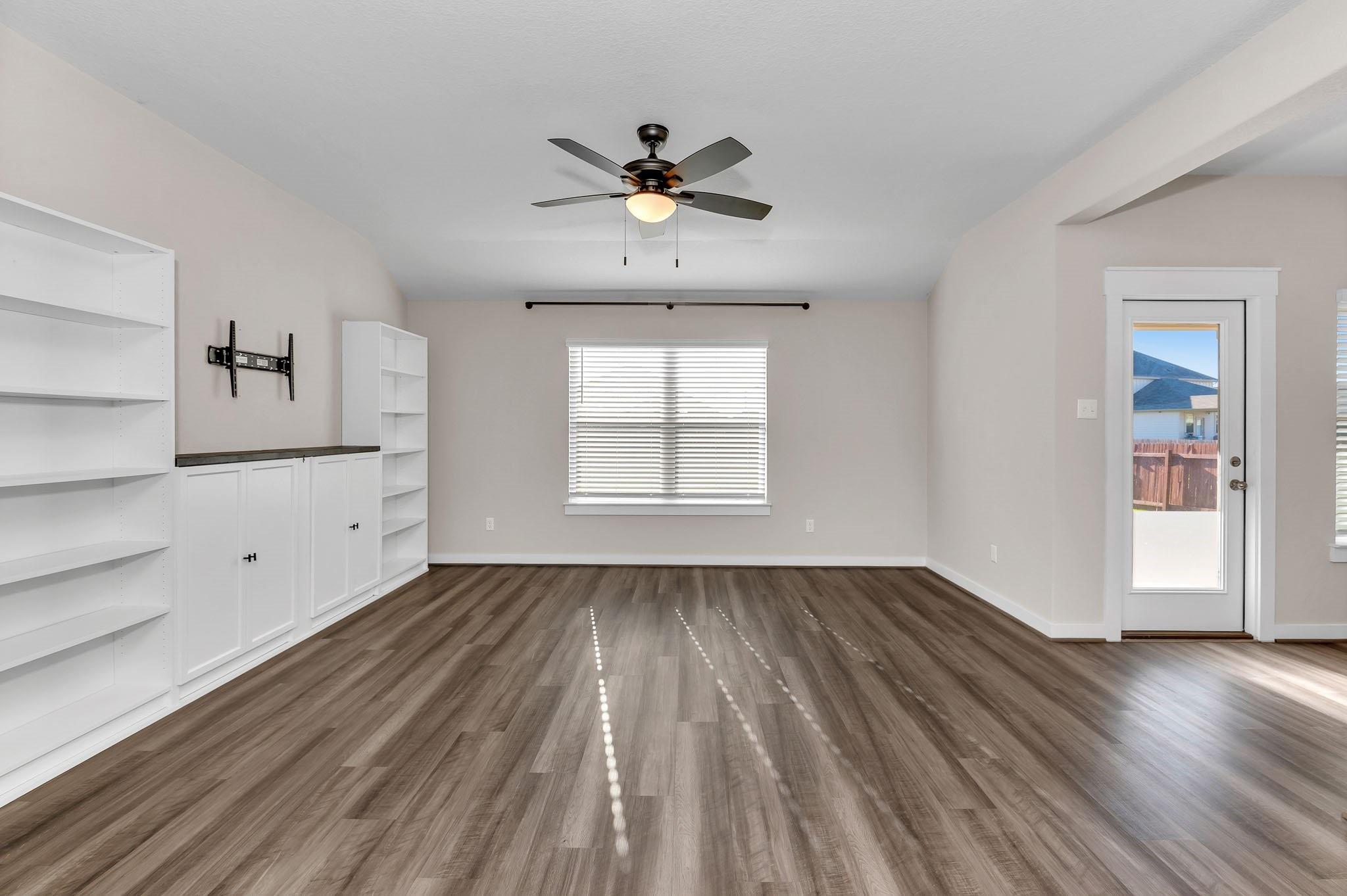 300 Colthorpe Ln, Hutto, TX 78634