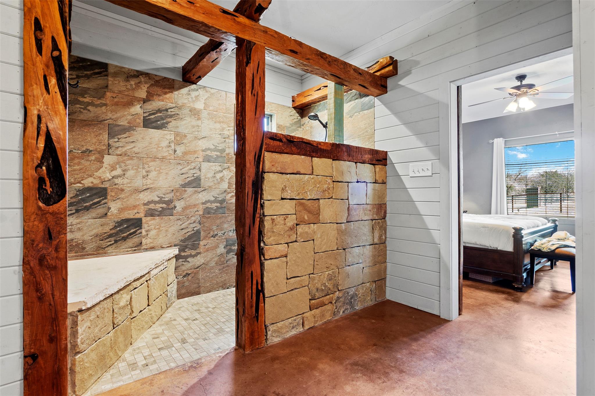 211 Sleepy Oaks Dr, Kingsland, TX 78639