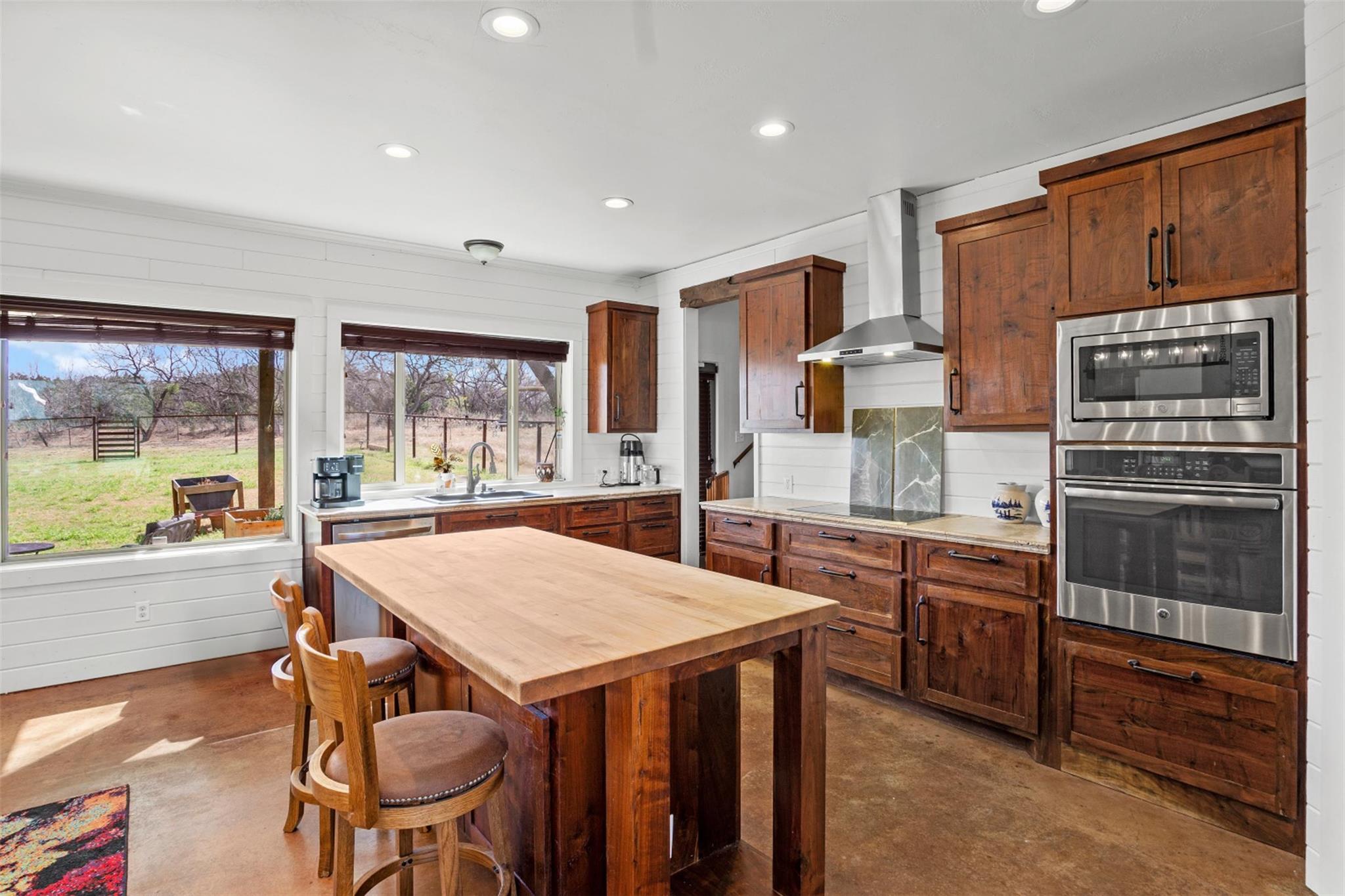 211 Sleepy Oaks Dr, Kingsland, TX 78639