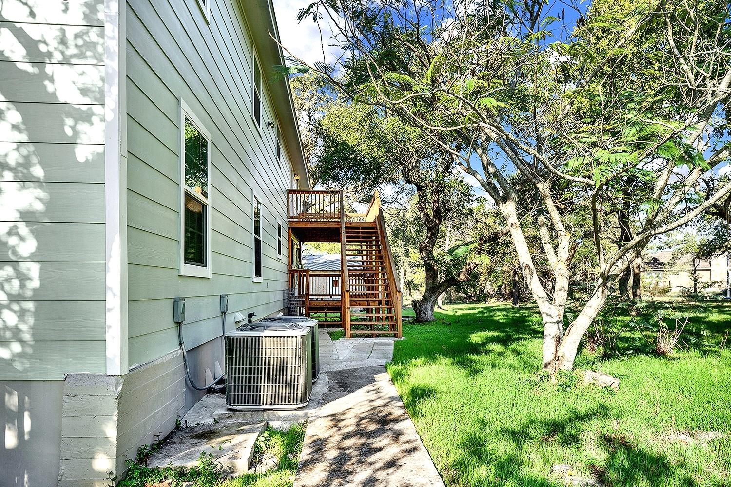 207 Oakwood Loop, San Marcos, TX 78666