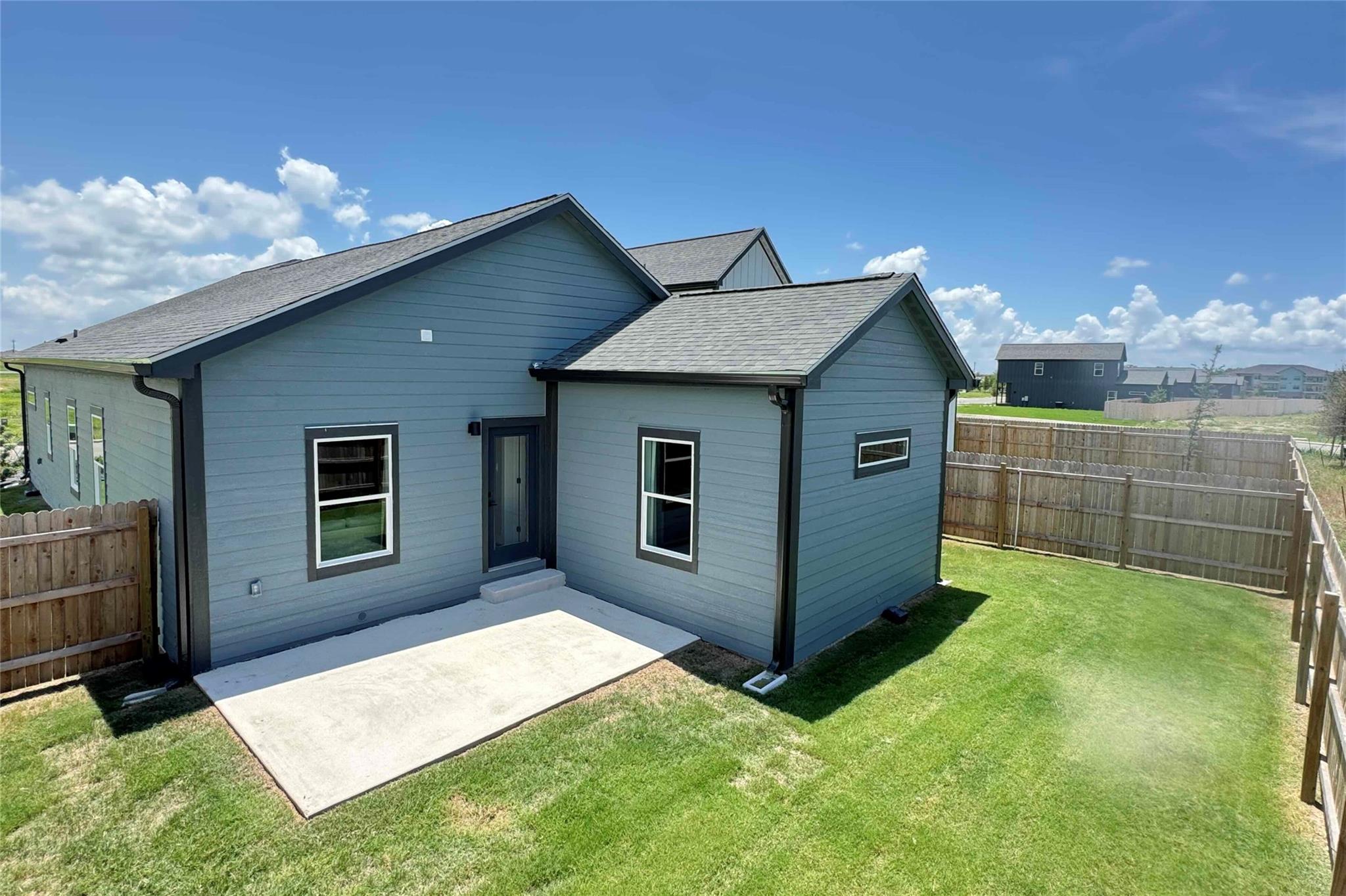 2015 Applewood Dr, Lockhart, TX 78644