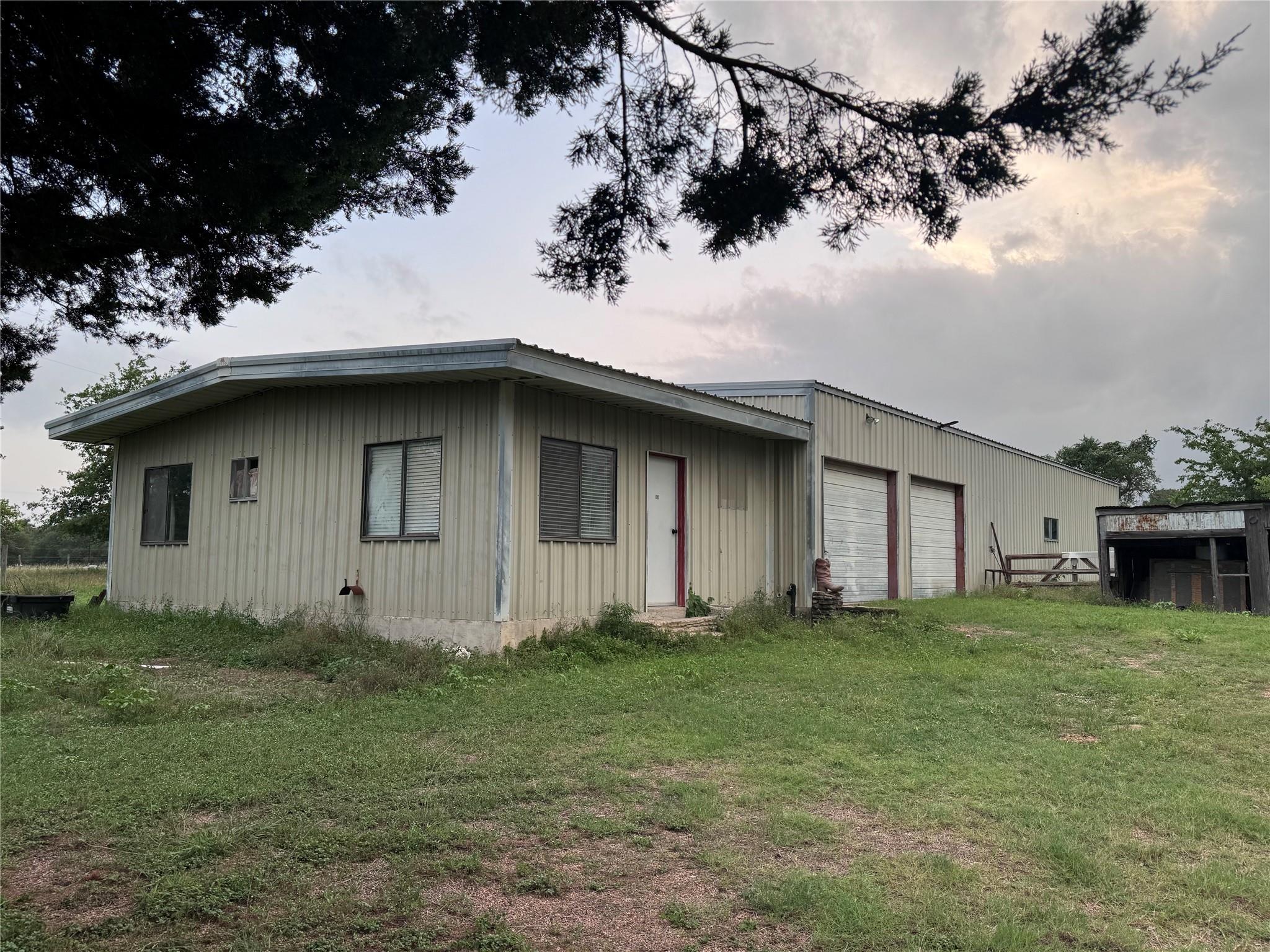 6346 Sand Rock Rd, La Grange, TX 78945