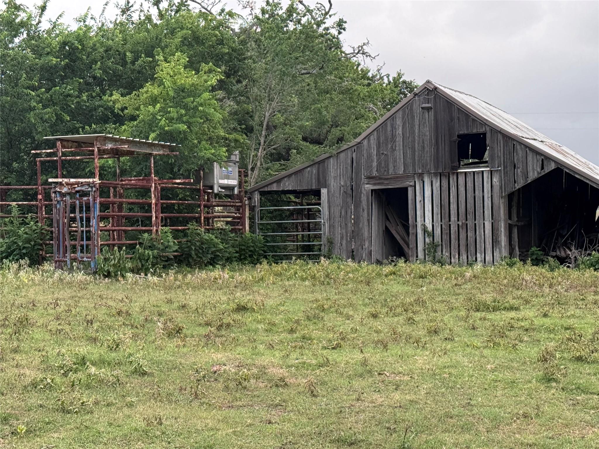 6346 Sand Rock Rd, La Grange, TX 78945
