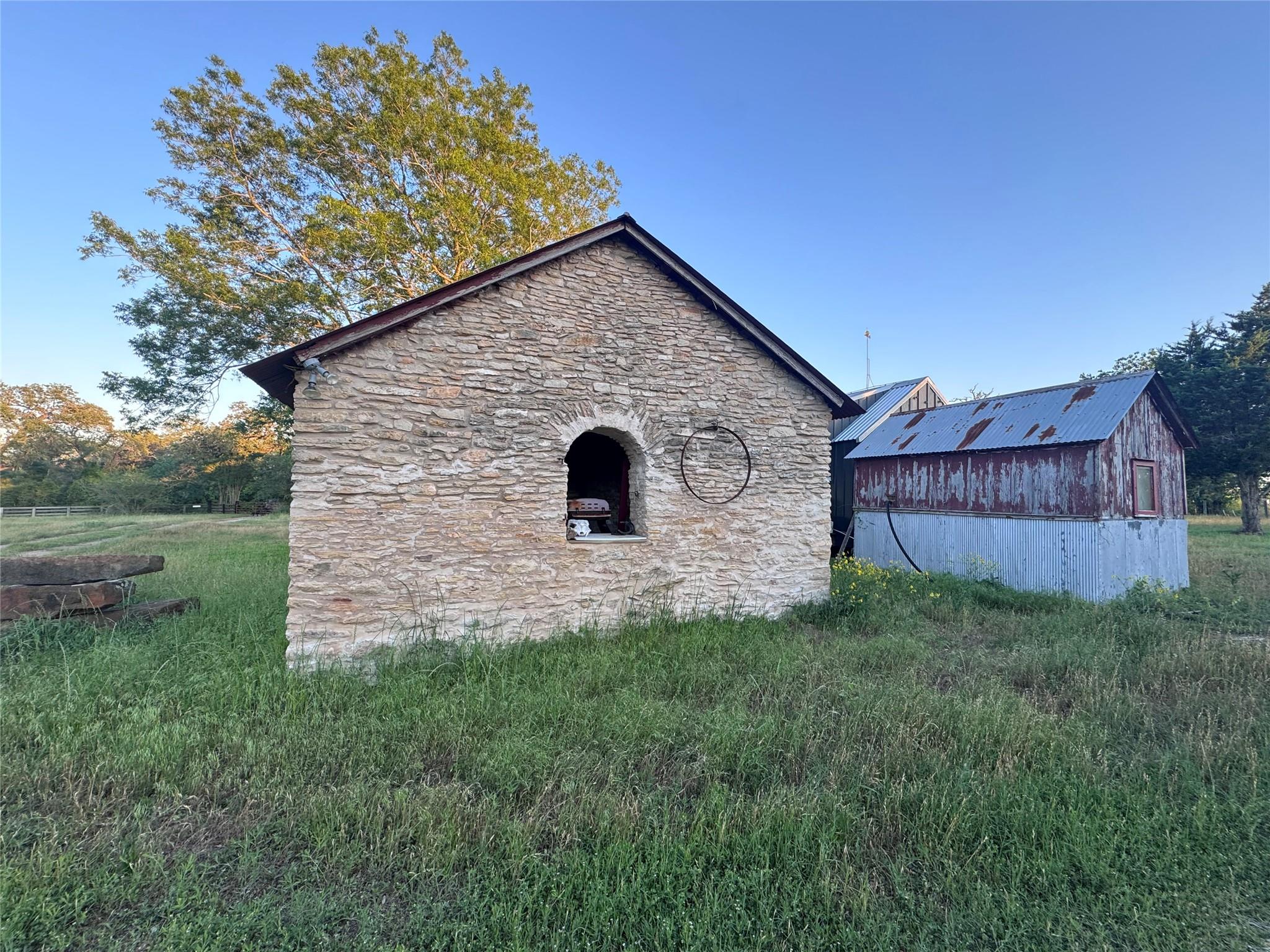 6346 Sand Rock Rd, La Grange, TX 78945