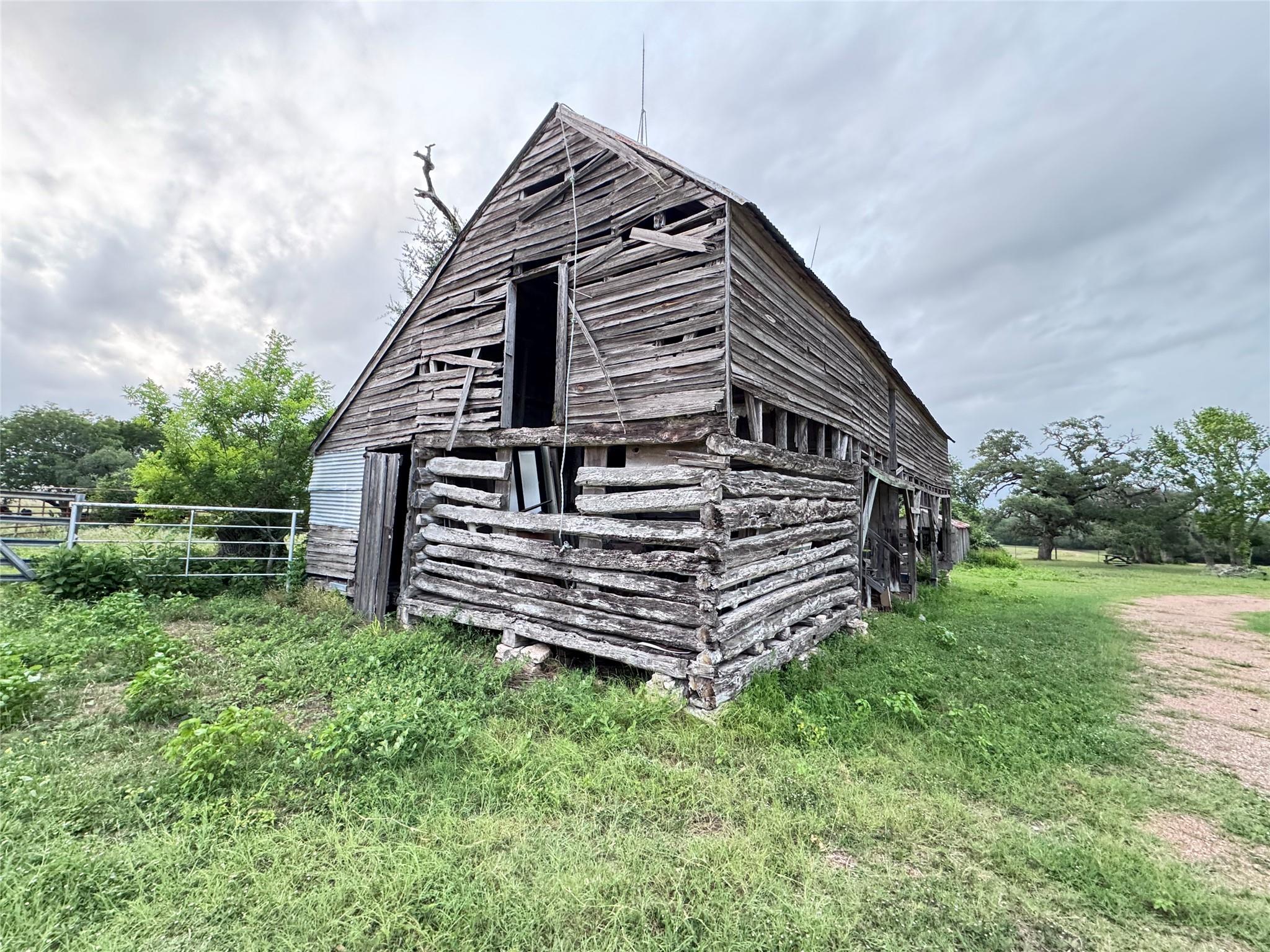 6346 Sand Rock Rd, La Grange, TX 78945