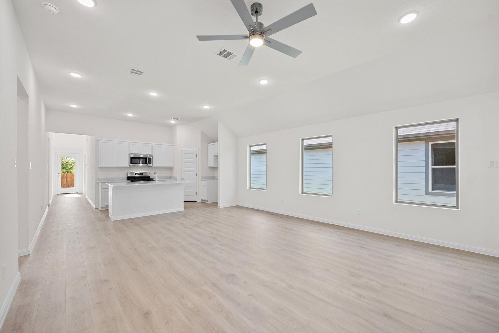 256 Bendecido Loop, Elgin, TX 78621