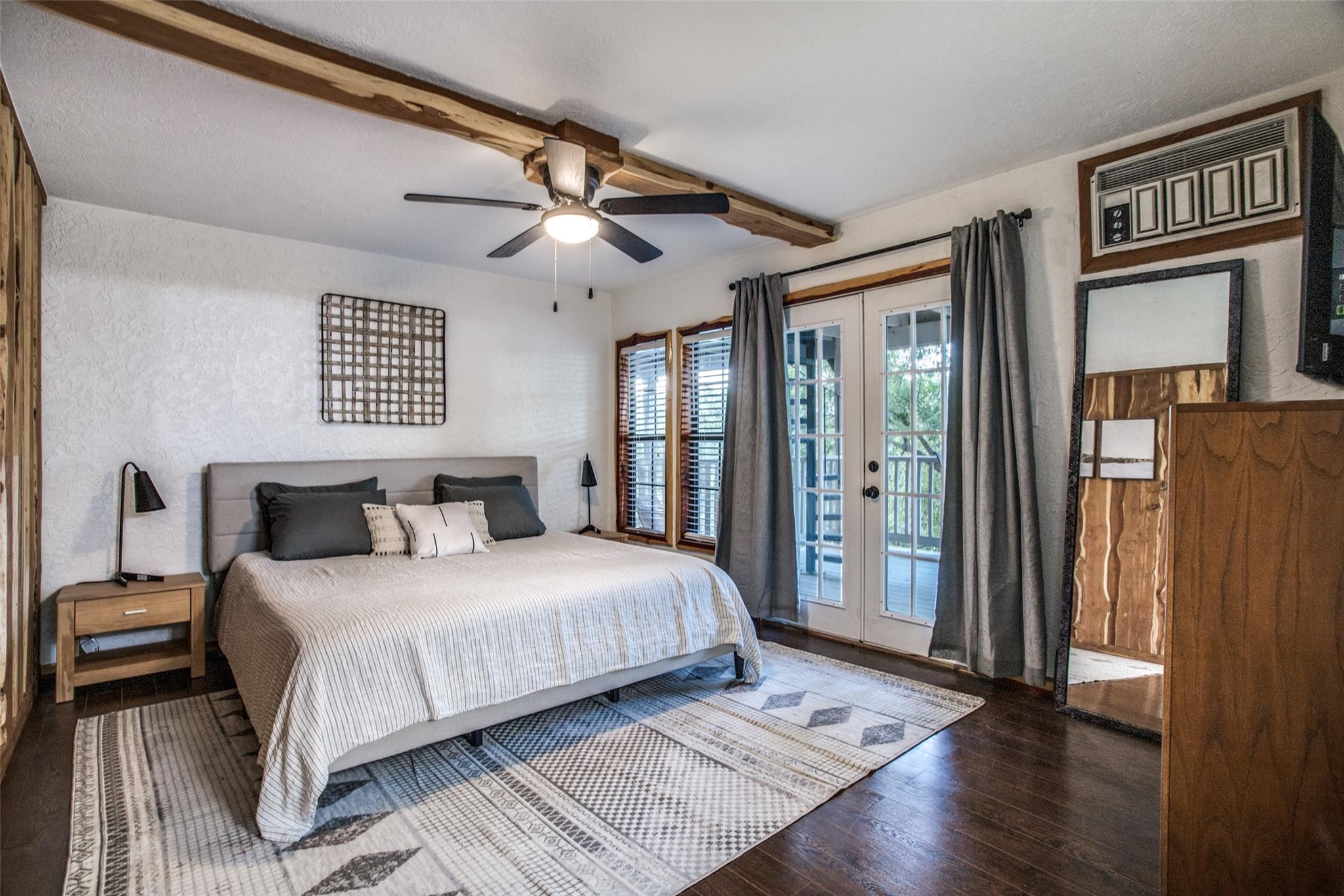 529 Venture Blvd S, Point Venture, TX 78645