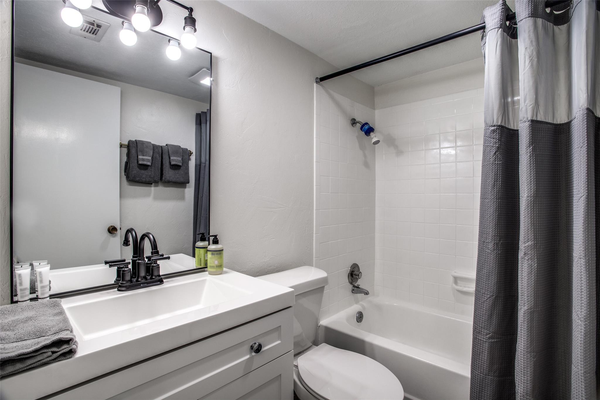 529 Venture Blvd S, Point Venture, TX 78645