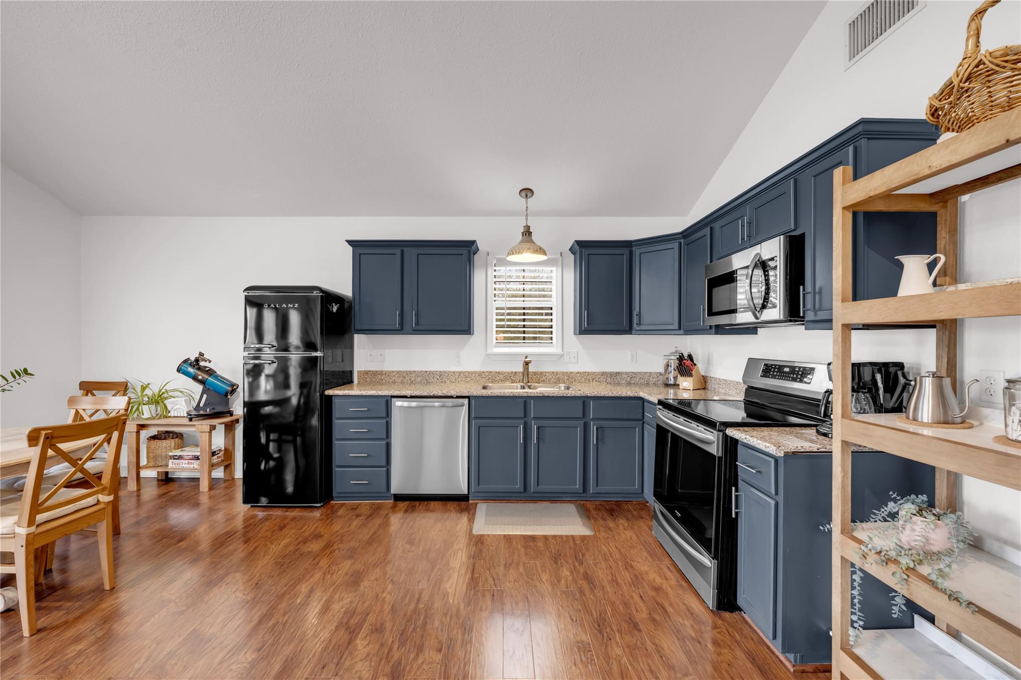 5898 River Oaks Dr, Kingsland, TX 78639