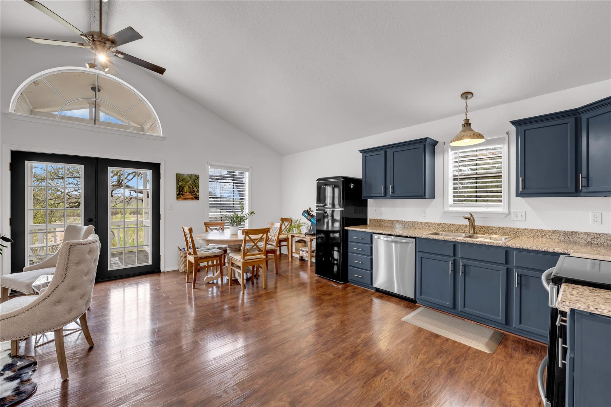 5898 River Oaks Dr, Kingsland, TX 78639