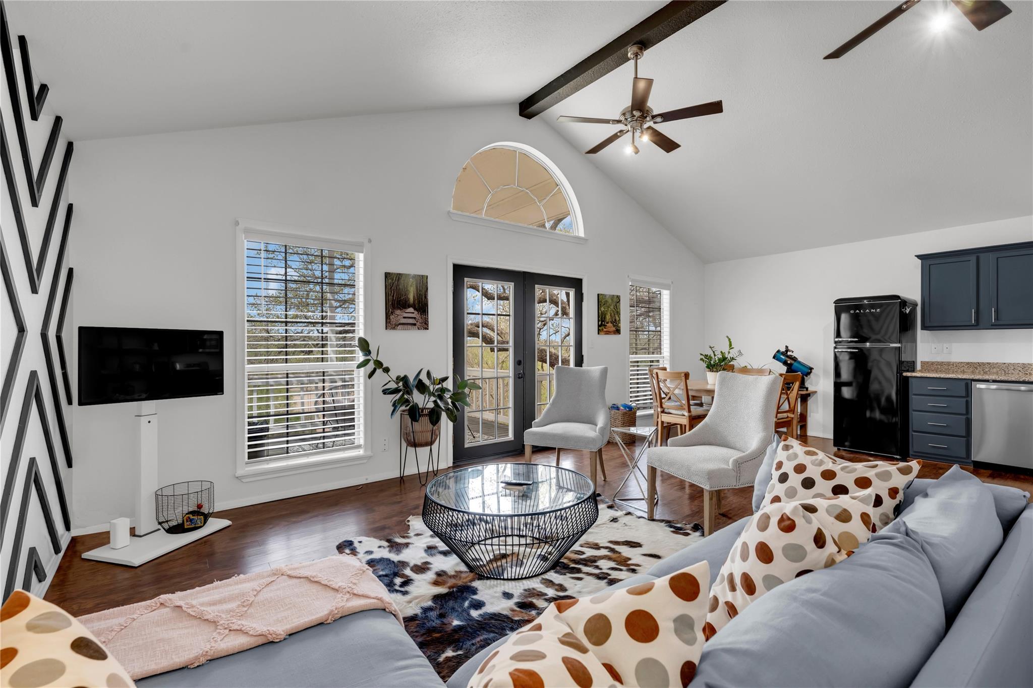 5898 River Oaks Dr, Kingsland, TX 78639