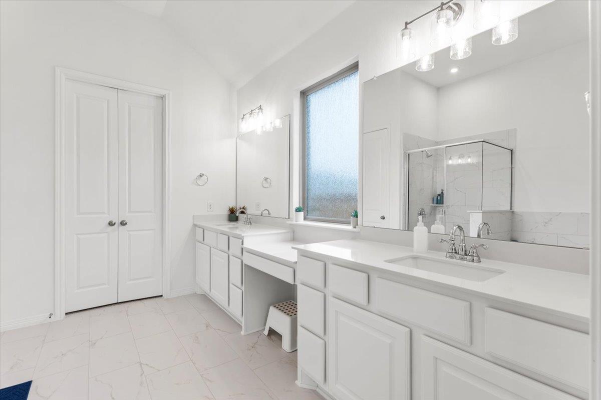 216 Hollister Dr, Liberty Hill, TX 78642