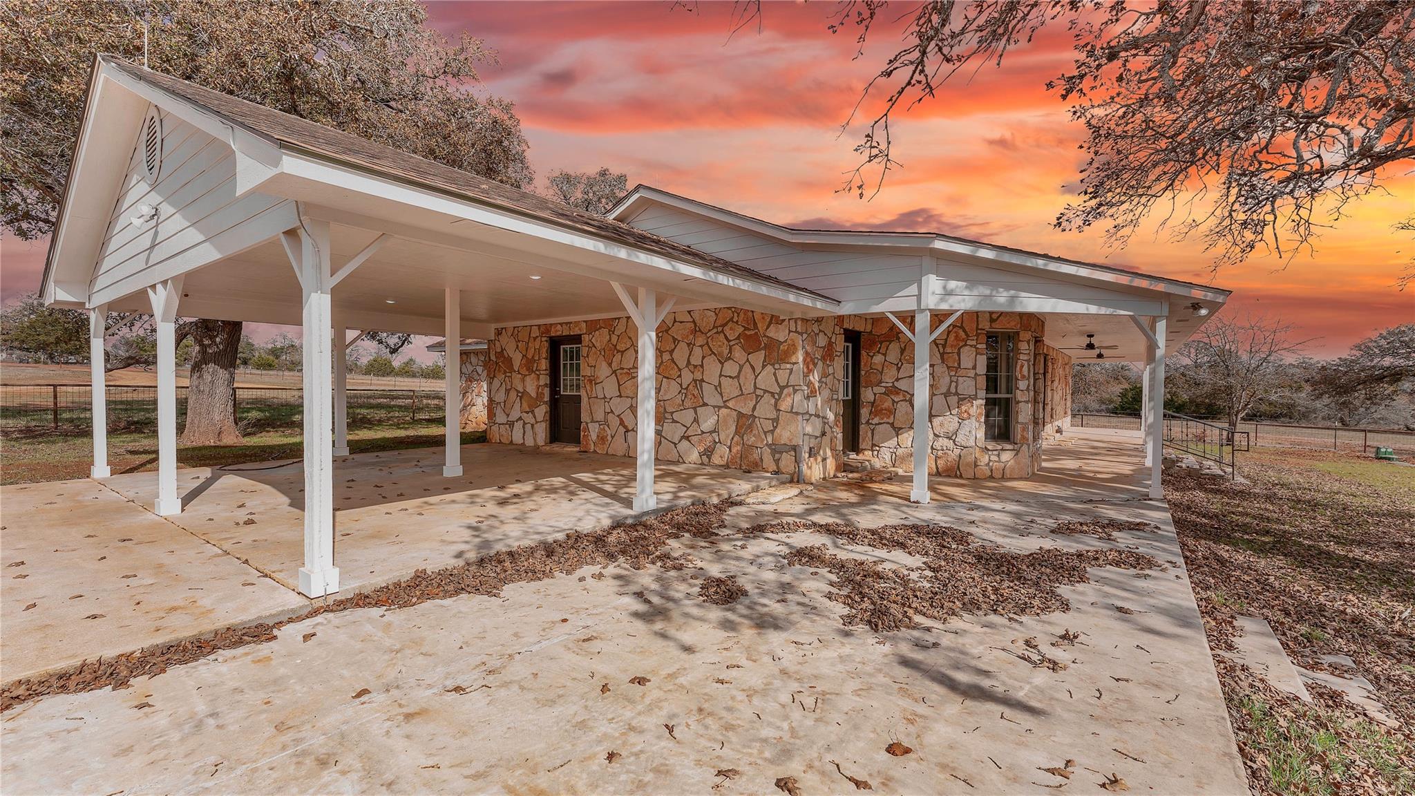 2569 County Road 443, Waelder, TX 78959