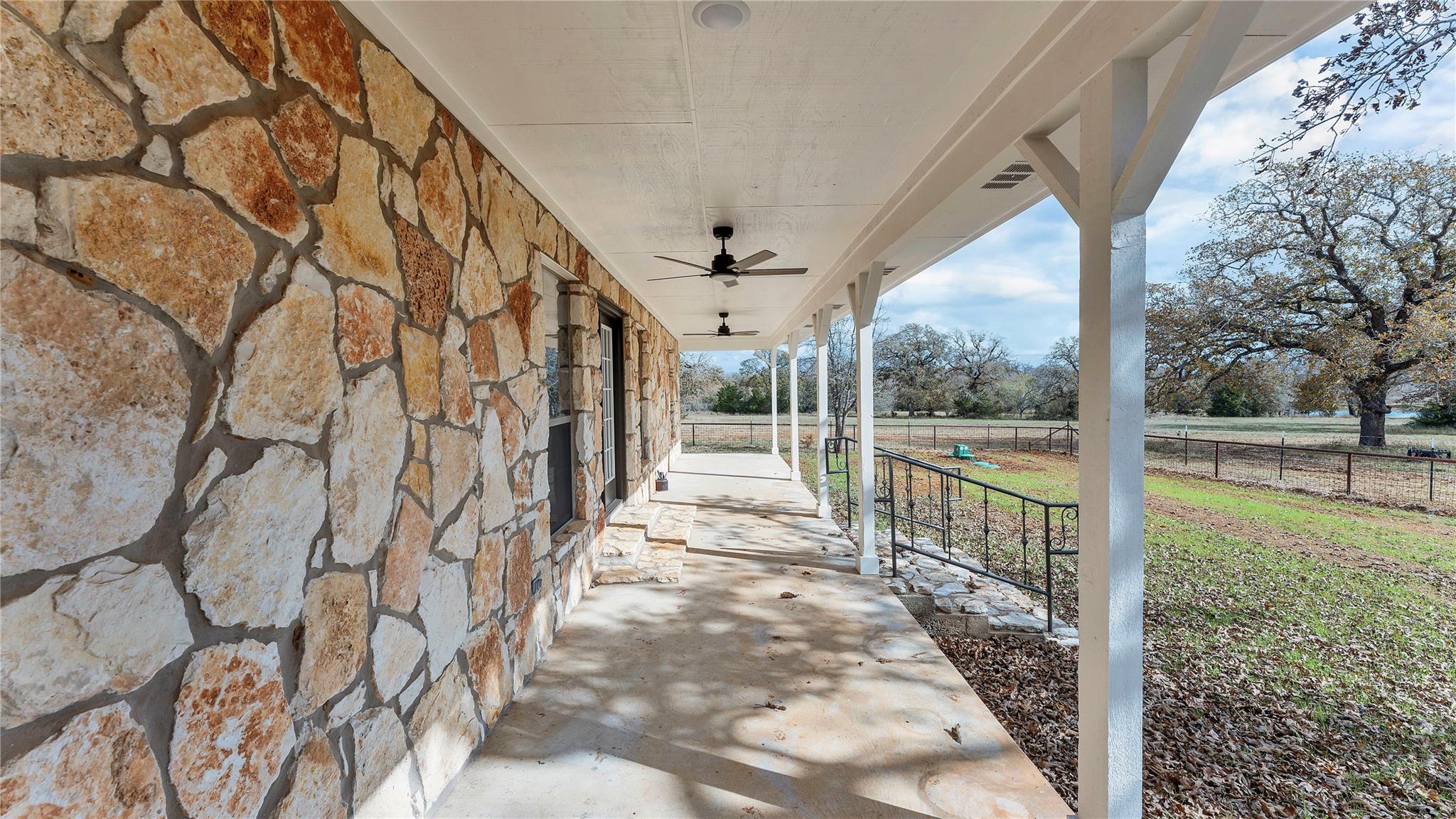 2569 County Road 443, Waelder, TX 78959