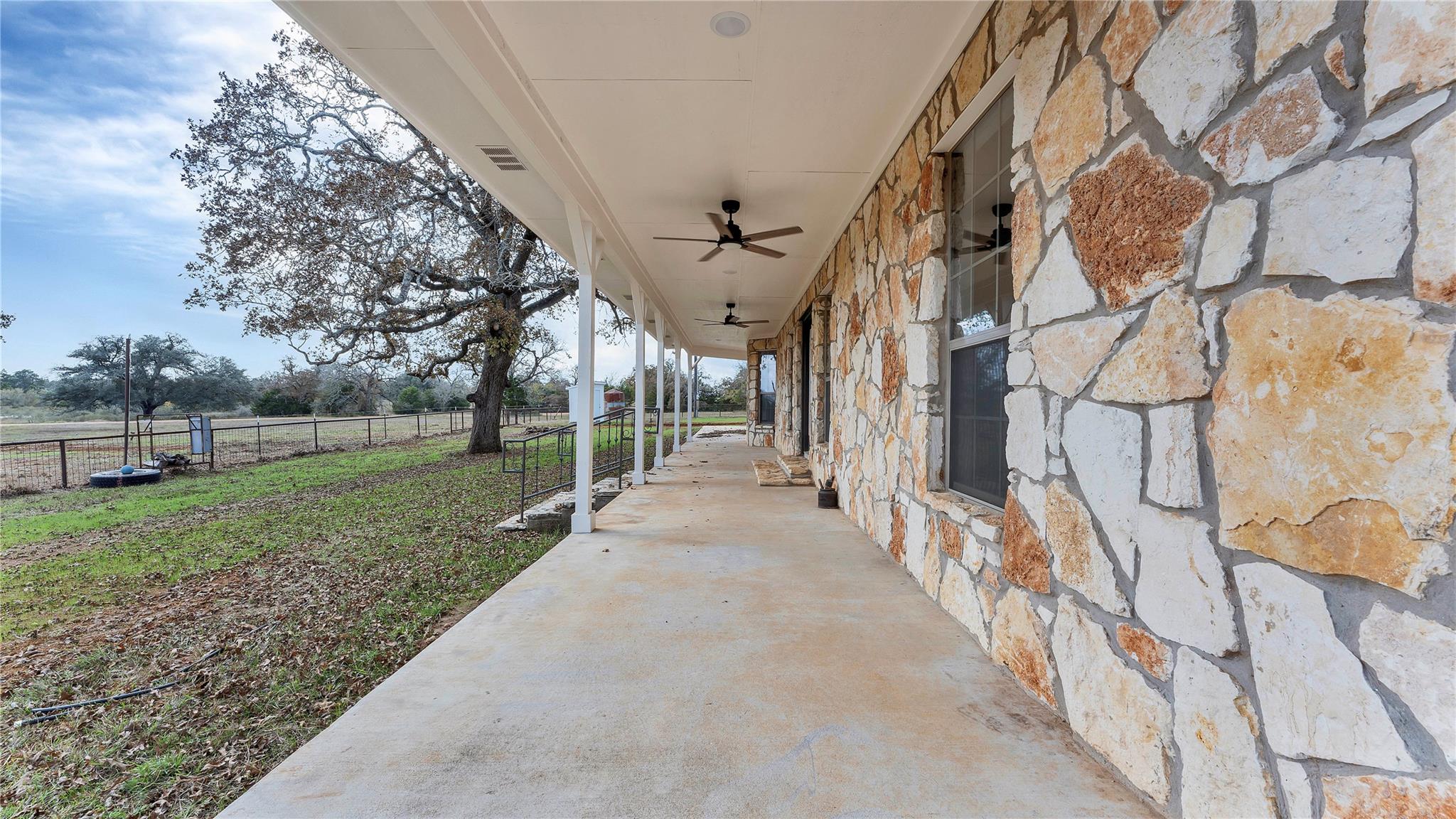 2569 County Road 443, Waelder, TX 78959