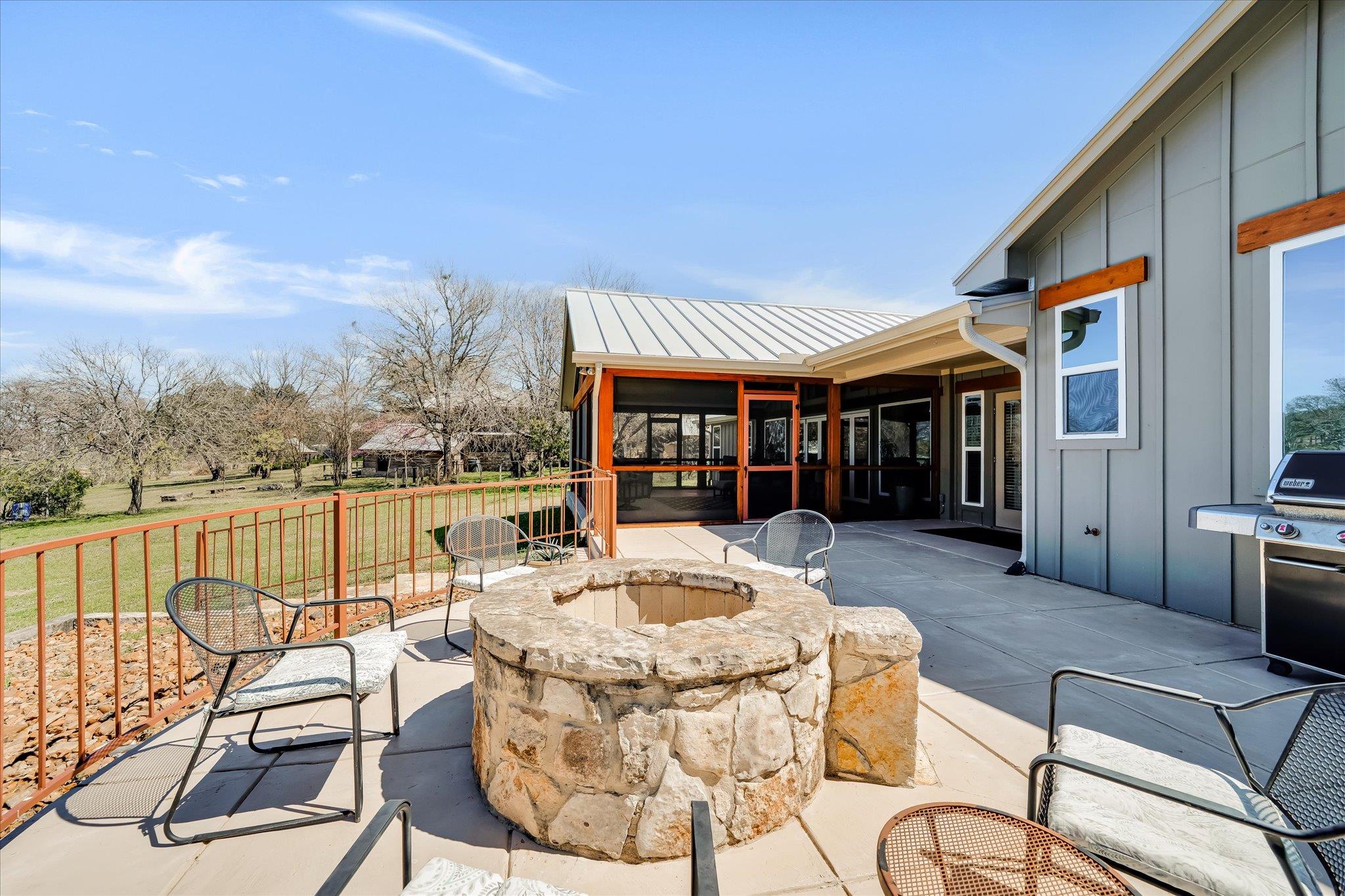 204 W BLANCO BEND Dr, Wimberley, TX 78676