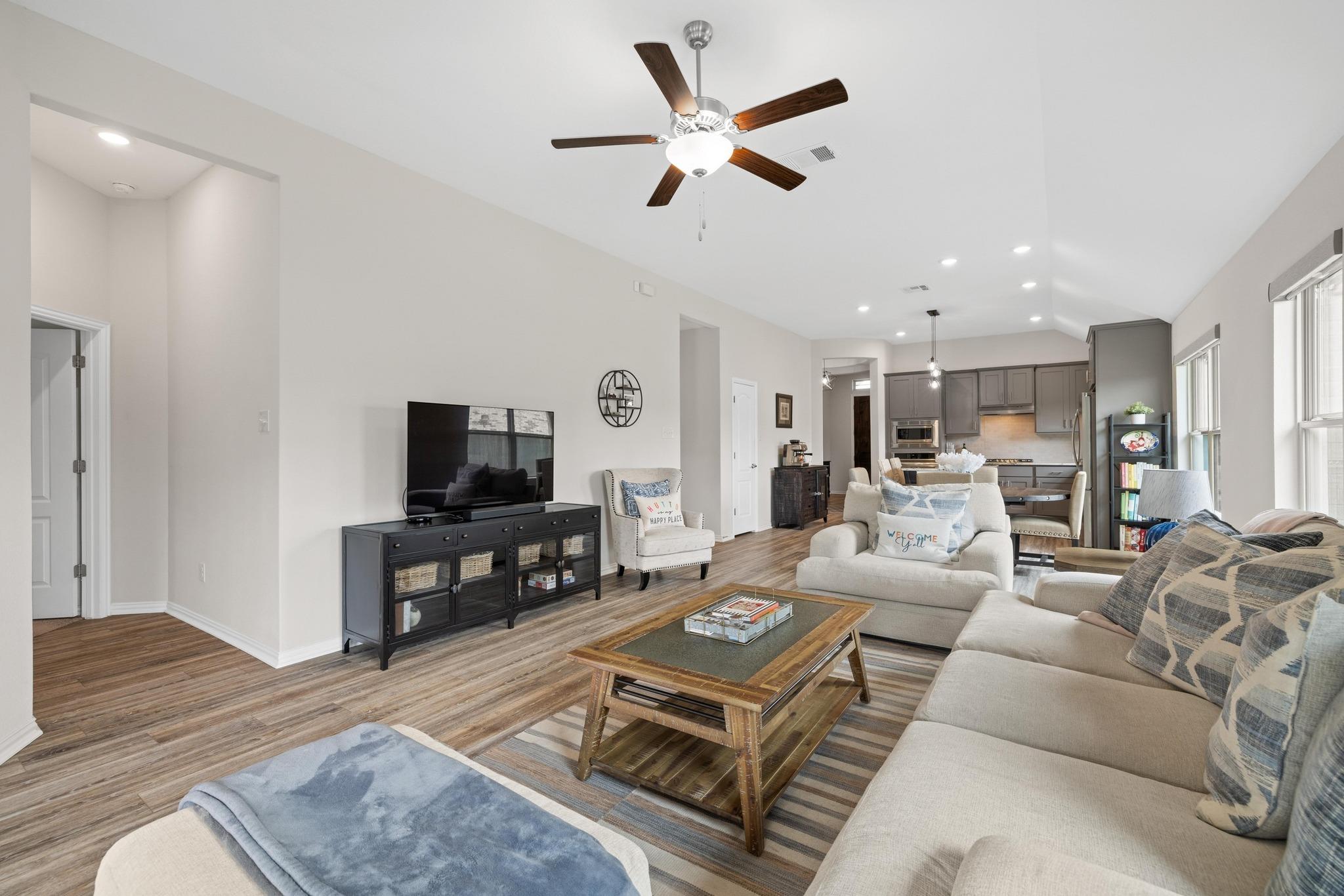 608 Roaming Dr, Hutto, TX 78634
