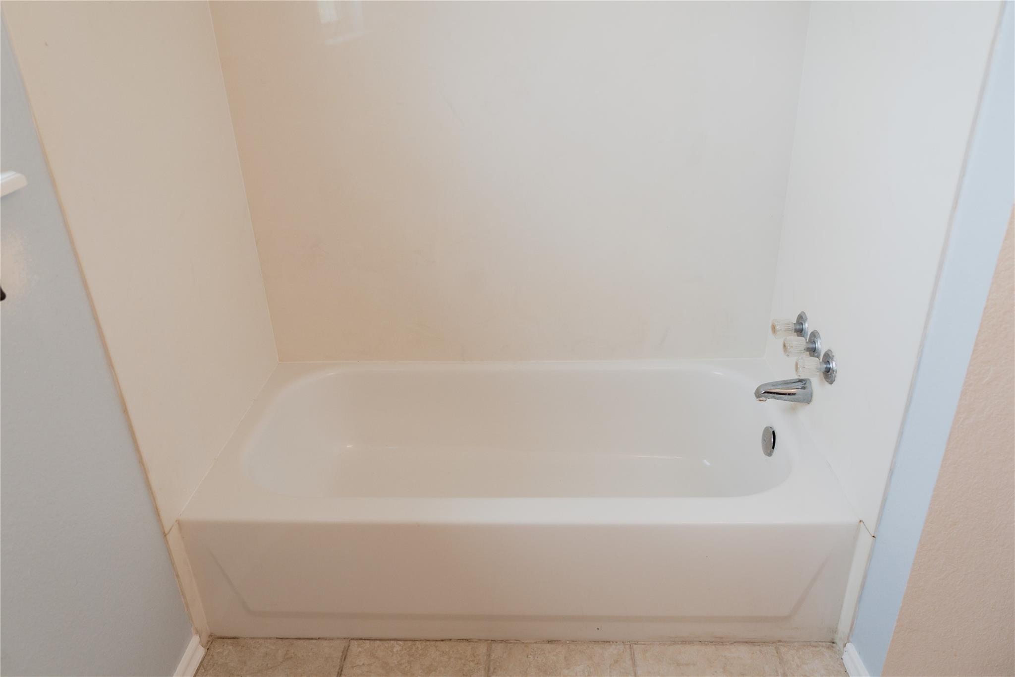 150 Evangeline Ln, Hutto, TX 78634