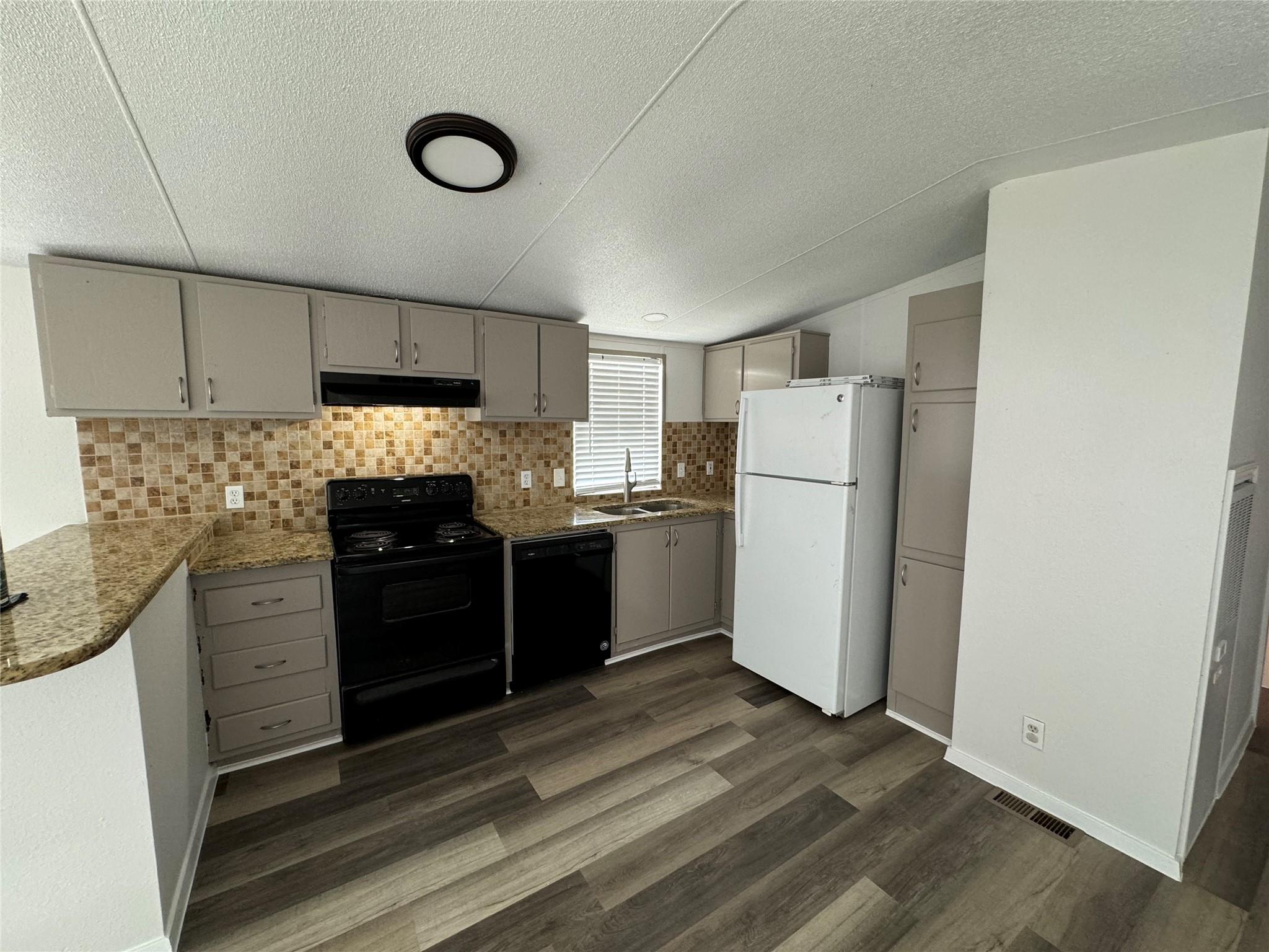 112-B Thomas Park Dr, Hutto, TX 78634