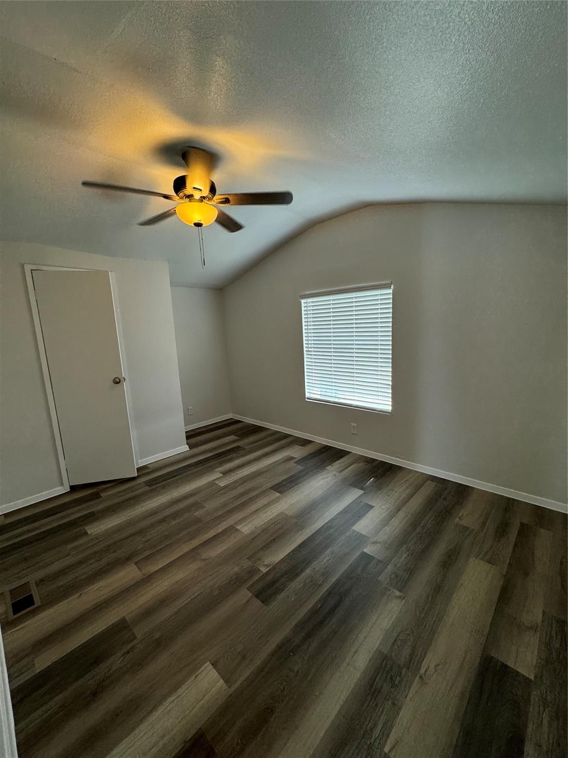 112-B Thomas Park Dr, Hutto, TX 78634