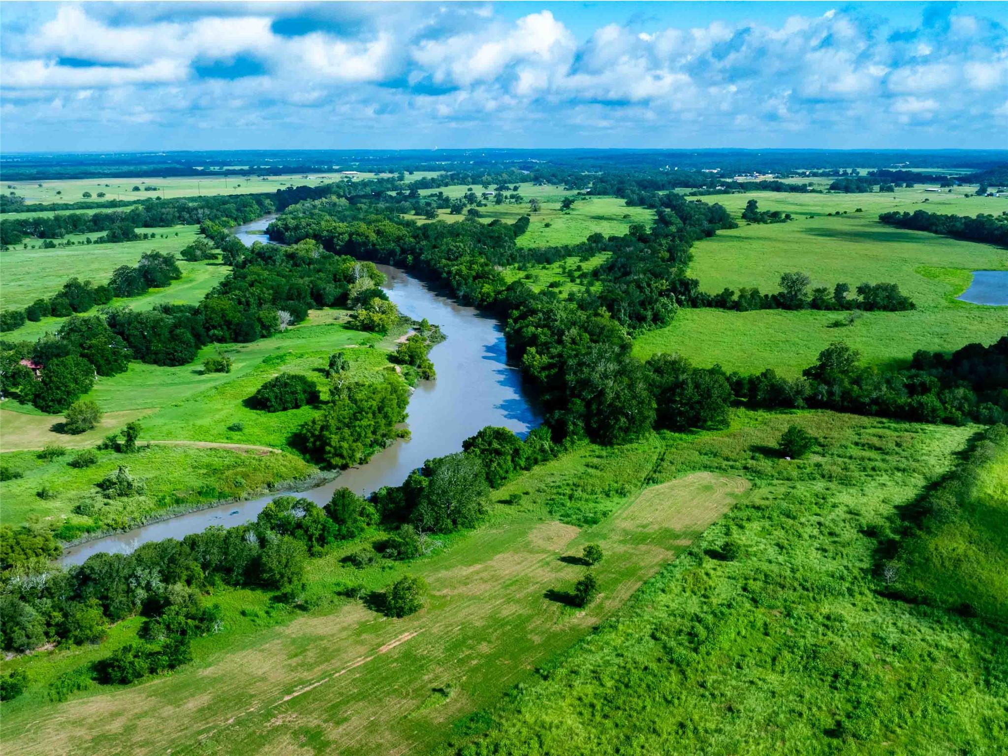 663 NW Loop 230, Smithville, TX 78957