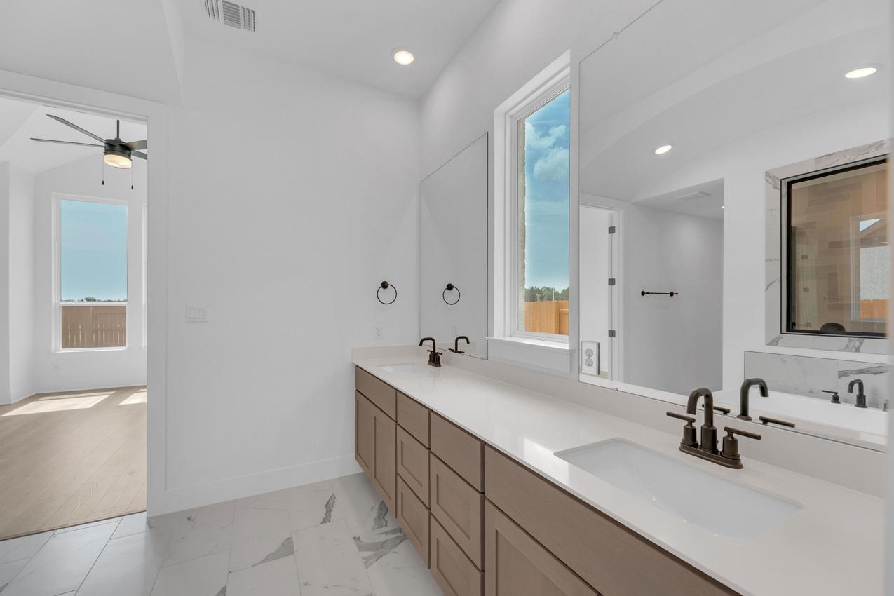 716 South Hemingway Loop, Liberty Hill, TX 78642