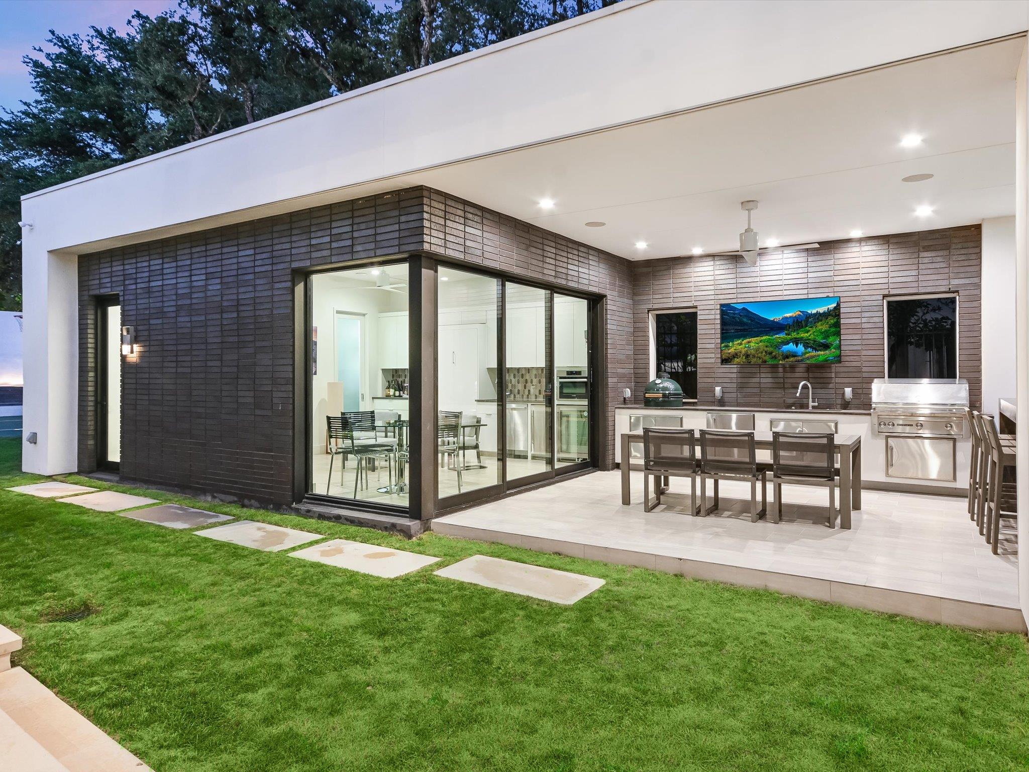 6607 W Courtyard Dr, Austin, TX 78730