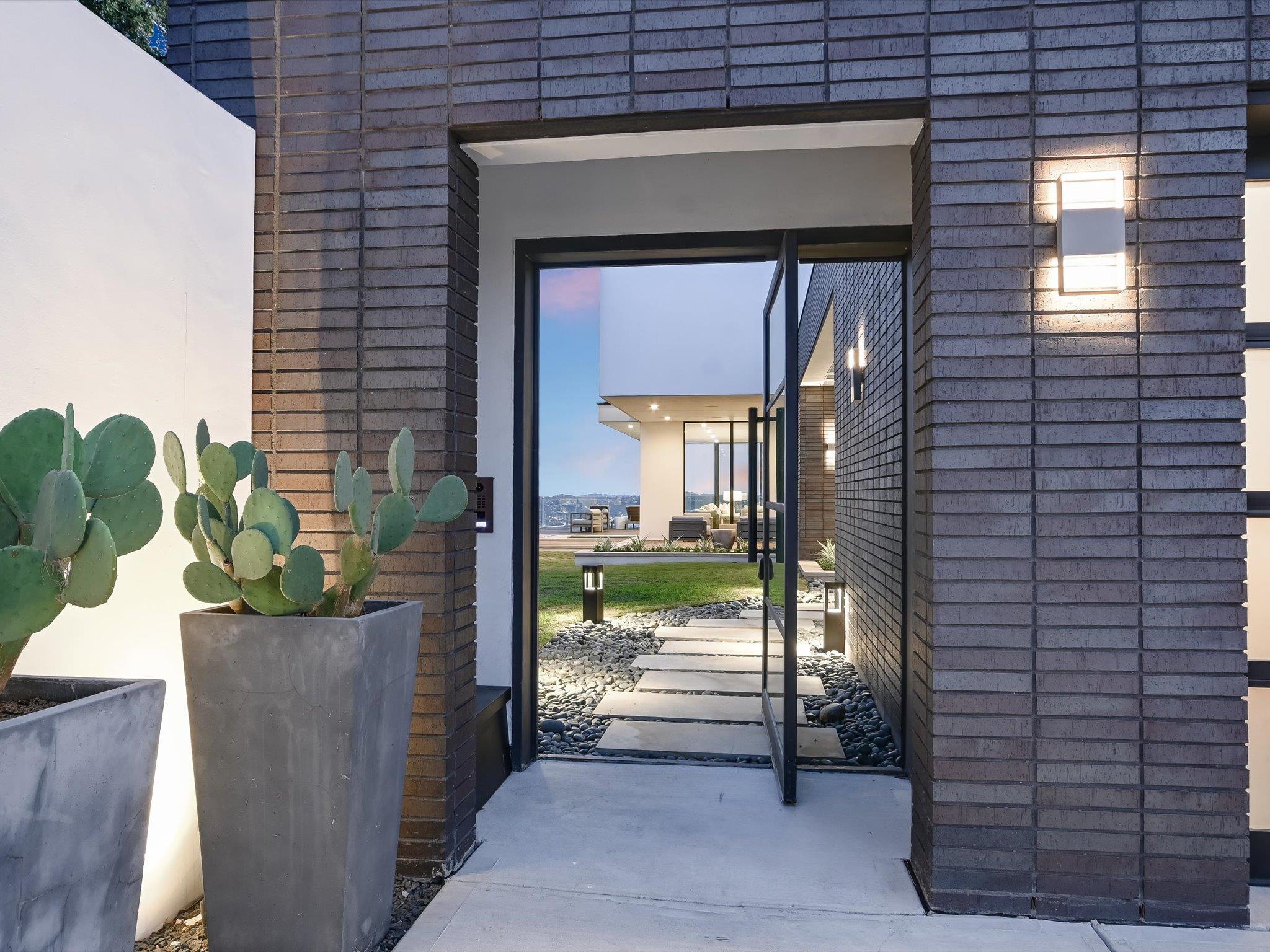 6607 W Courtyard Dr, Austin, TX 78730