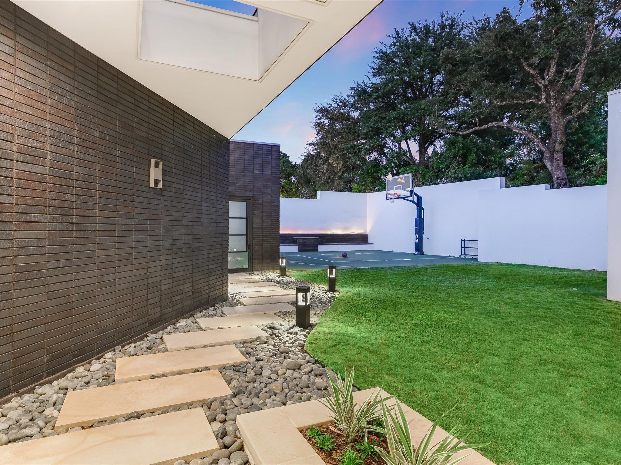 6607 W Courtyard Dr, Austin, TX 78730