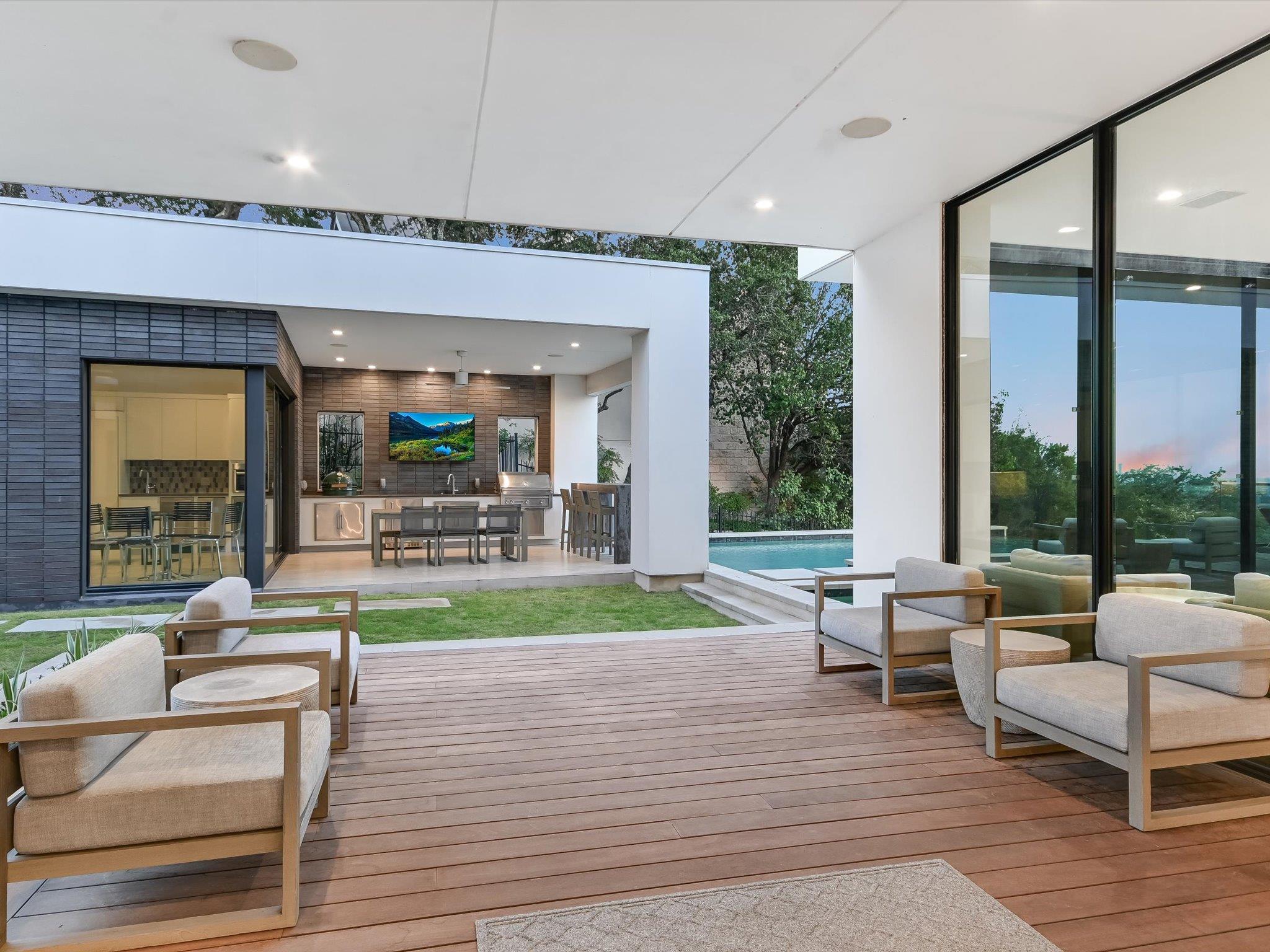 6607 W Courtyard Dr, Austin, TX 78730