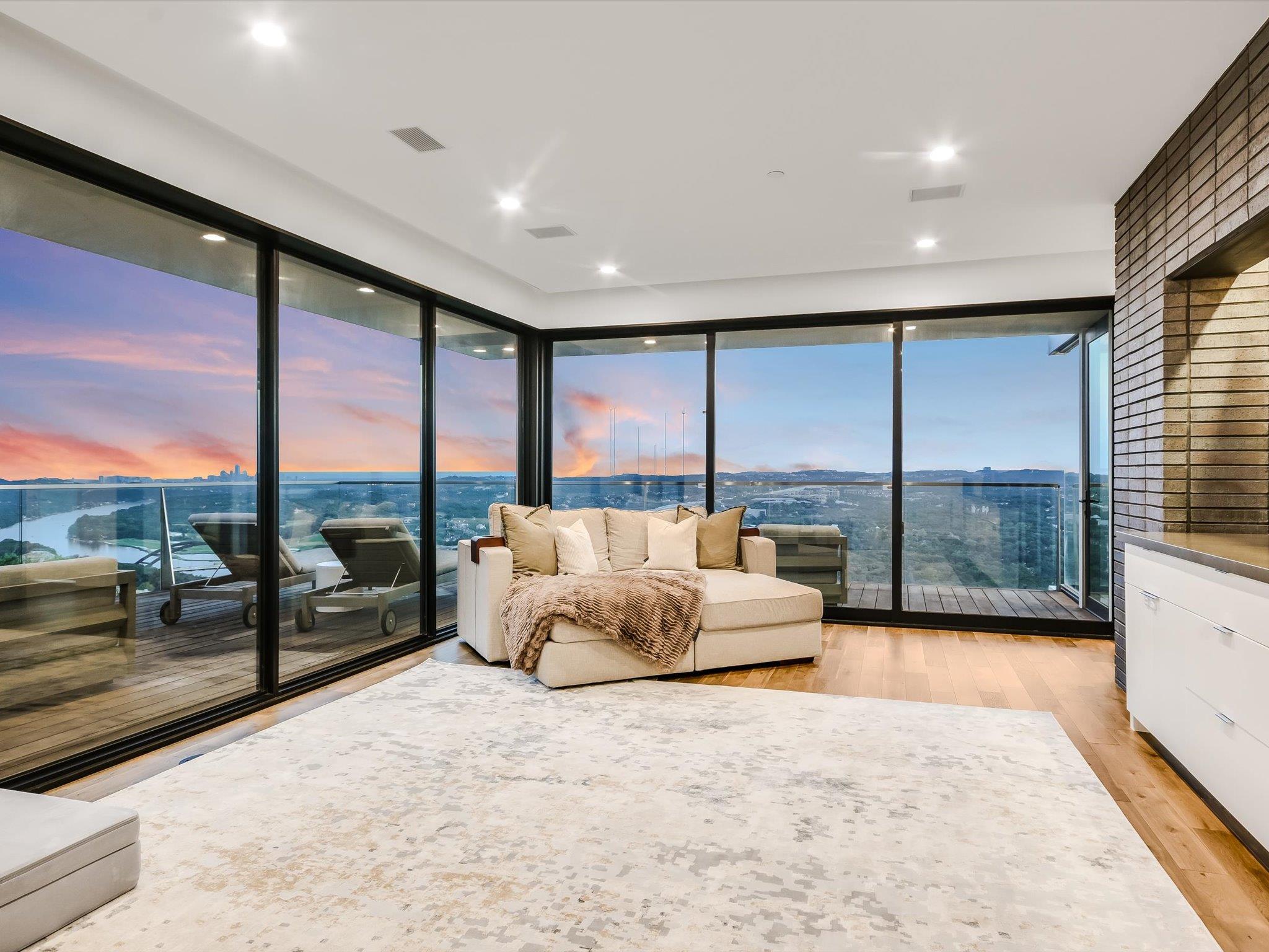 6607 W Courtyard Dr, Austin, TX 78730