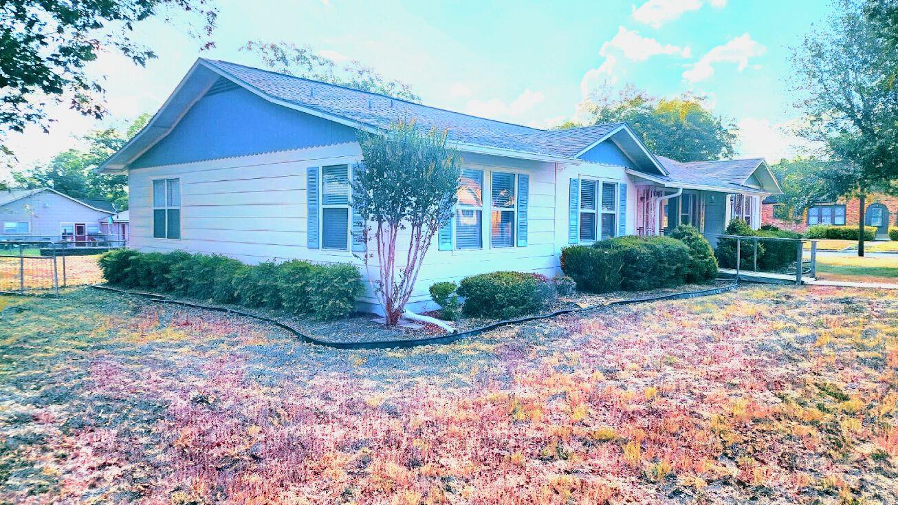 122 N Avenue E Ave, Shiner, TX 77984