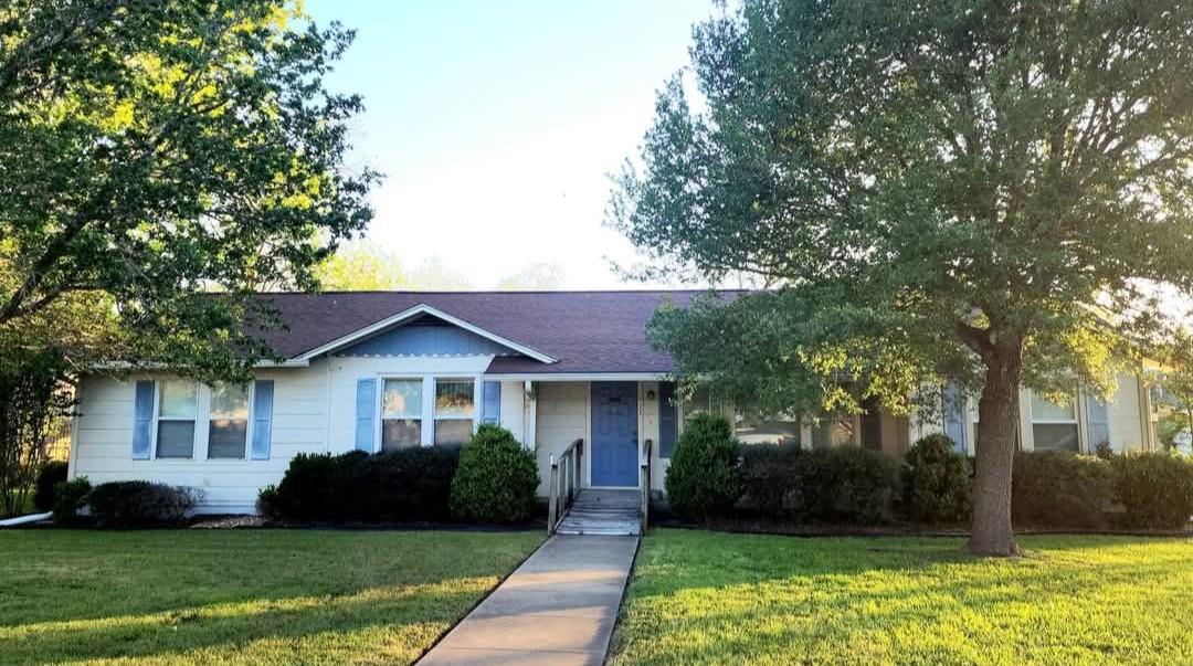 122 N Avenue E Ave, Shiner, TX 77984