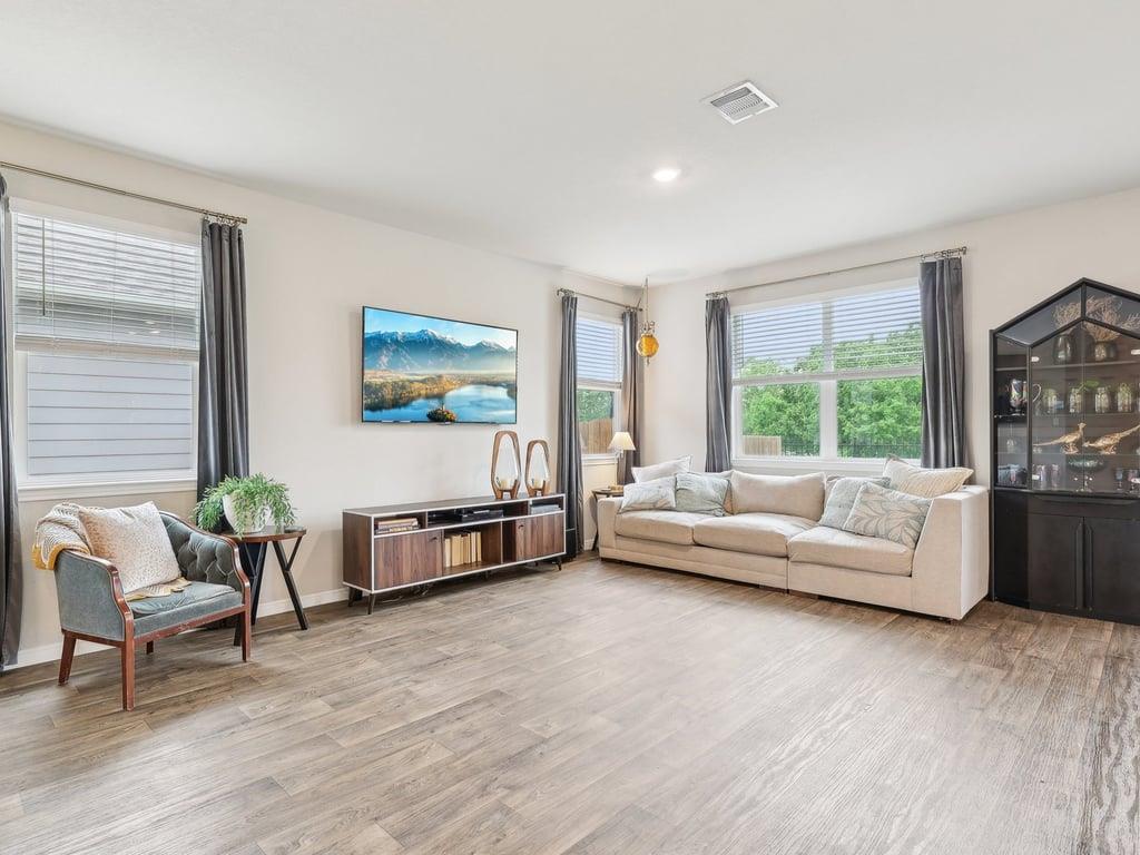 709 Bluffview Dr, Bastrop, TX 78602