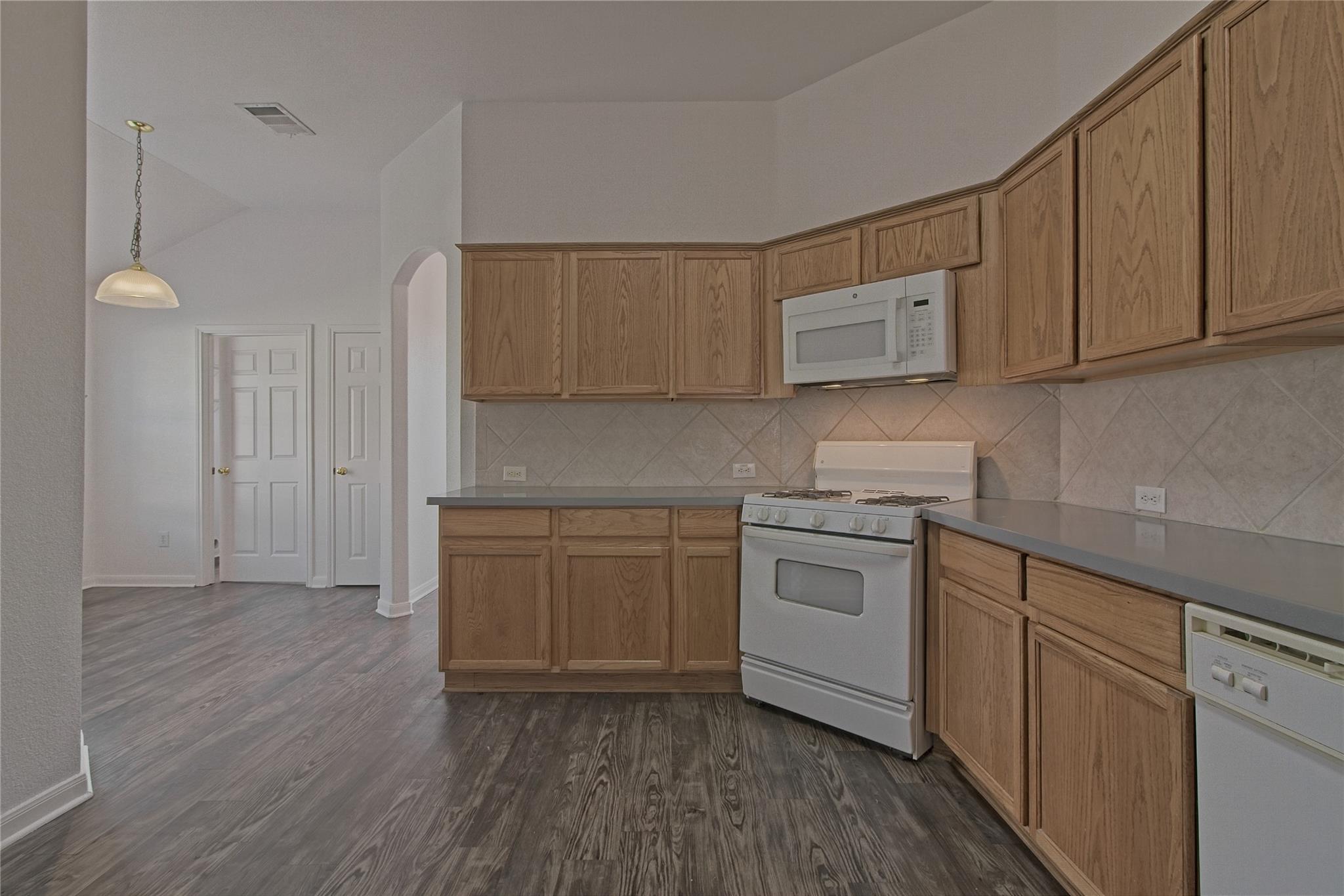 211 Warner Bnd, Hutto, TX 78634