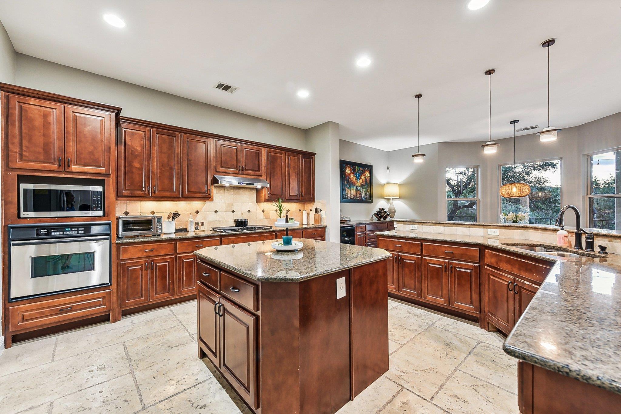 22000 Briarcliff Dr, Spicewood, TX 78669