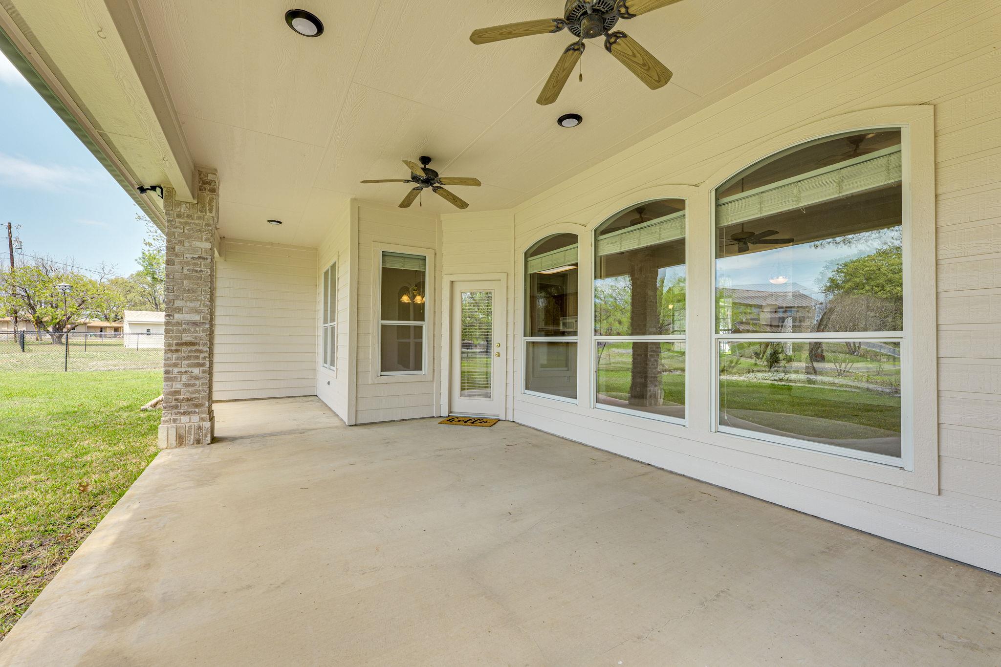 207 Flamingo Cir, Highland Haven, TX 78654