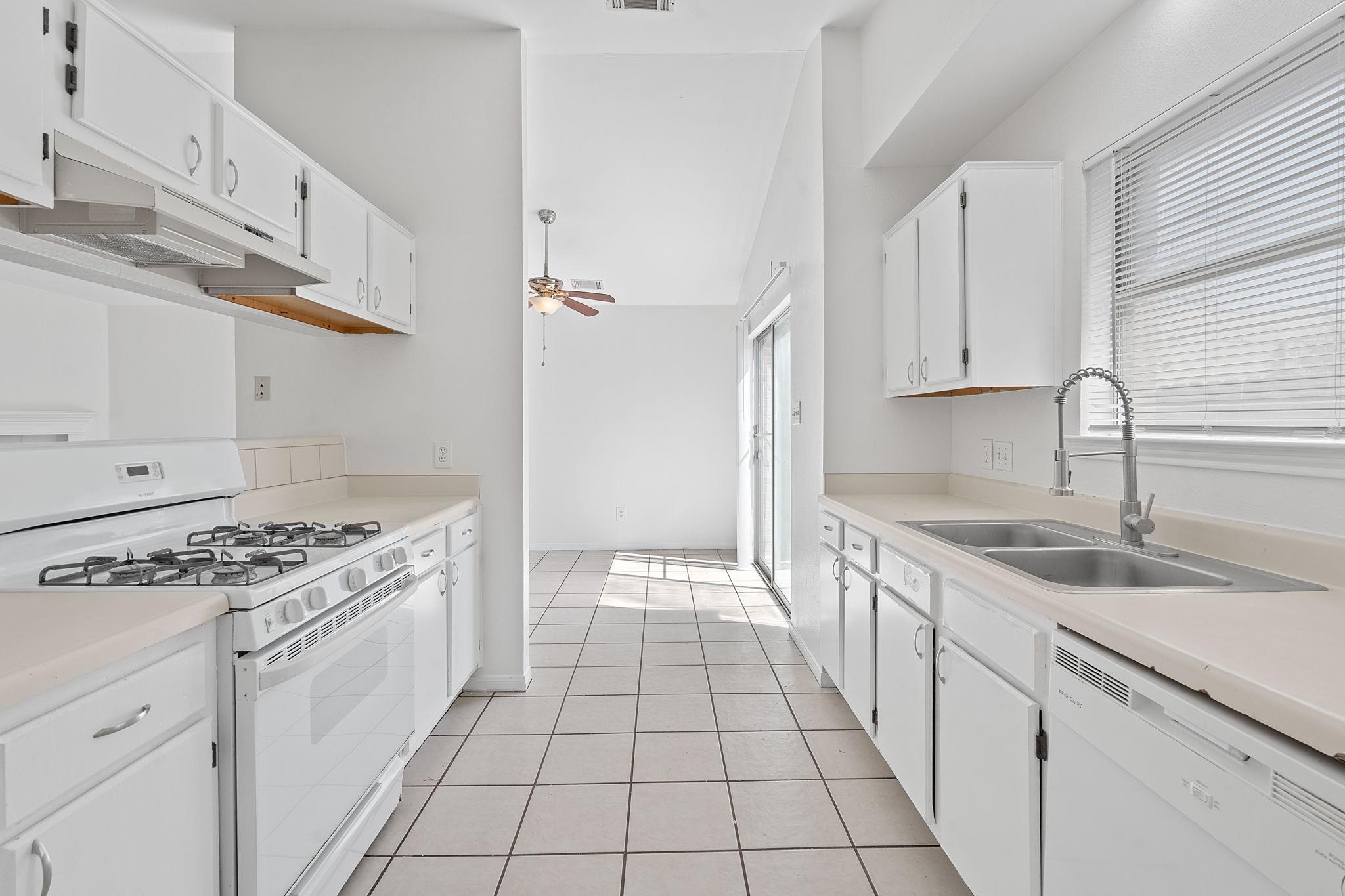805 Valley View Dr, Pflugerville, TX 78660