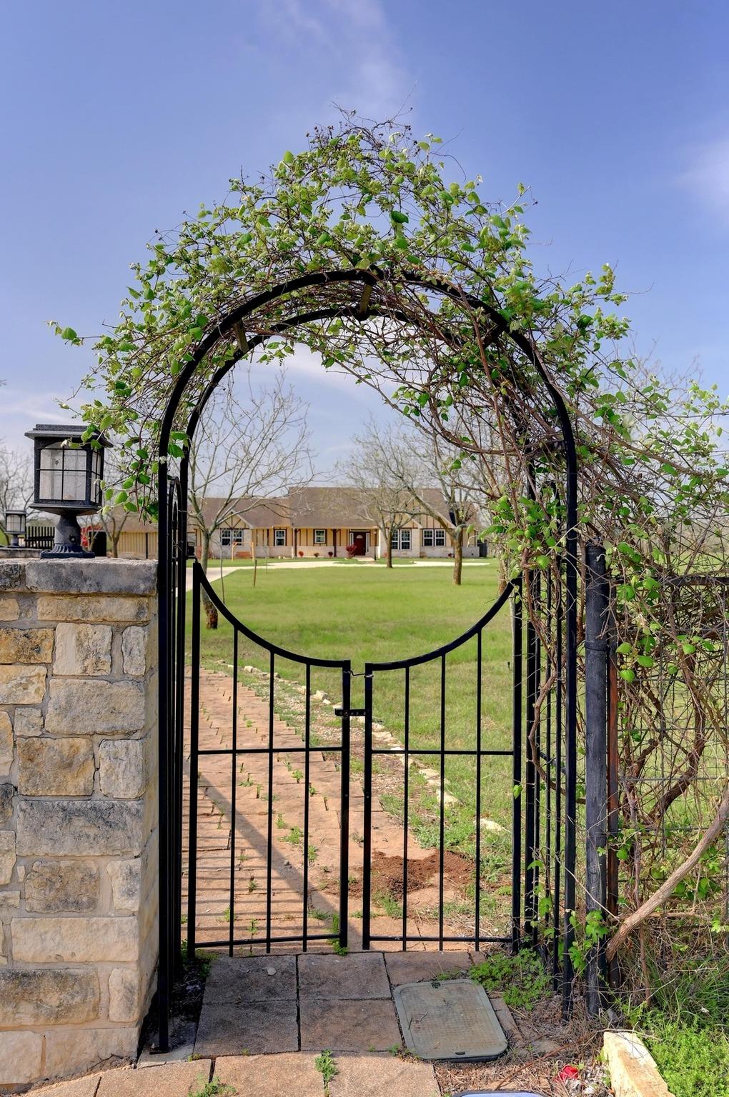 100 Prim Rose, Blanco, TX 78606