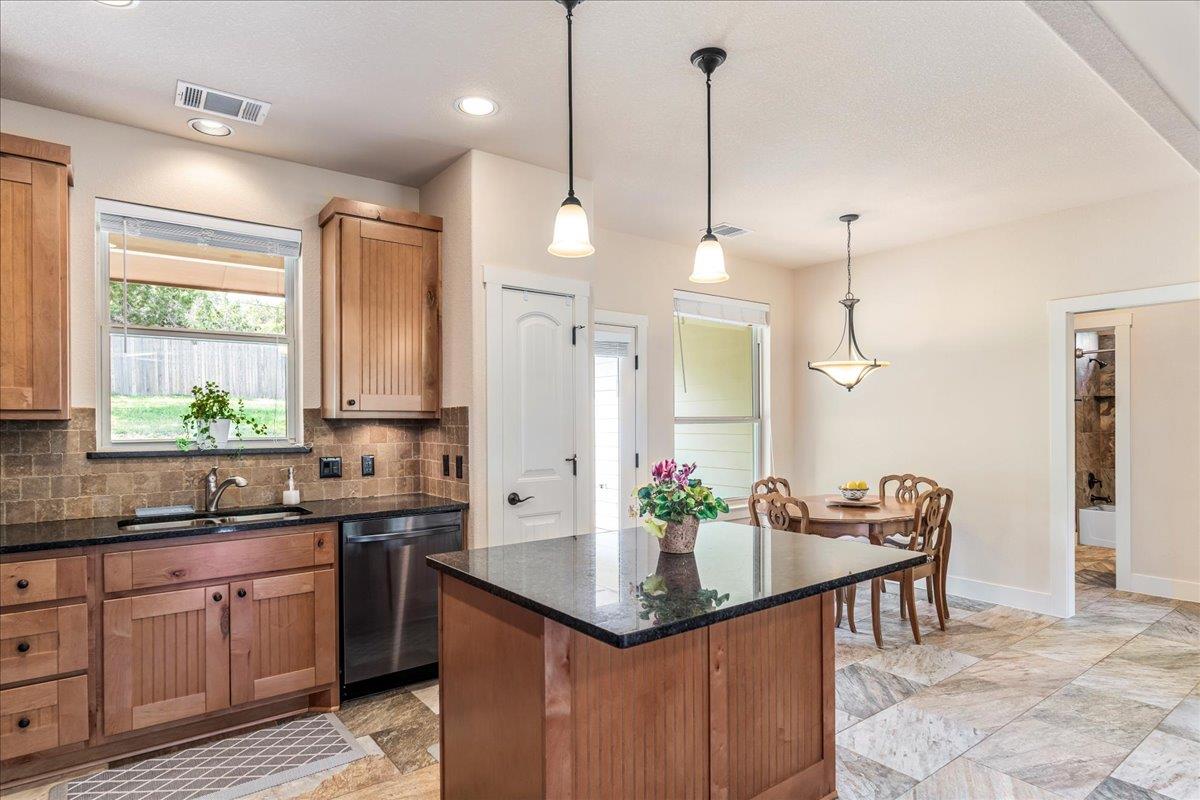 1058 Daviot Dr, Spicewood, TX 78669