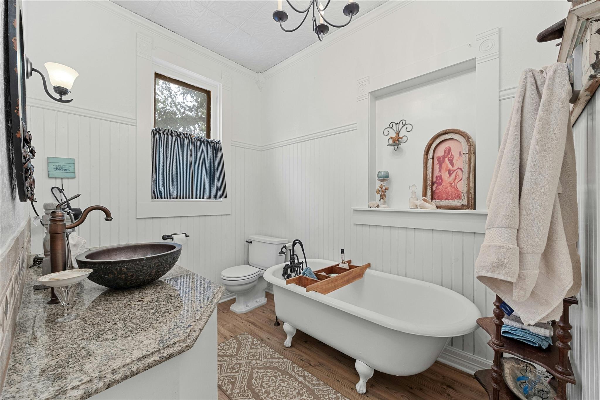 622 W 7th St, Taylor, TX 76574