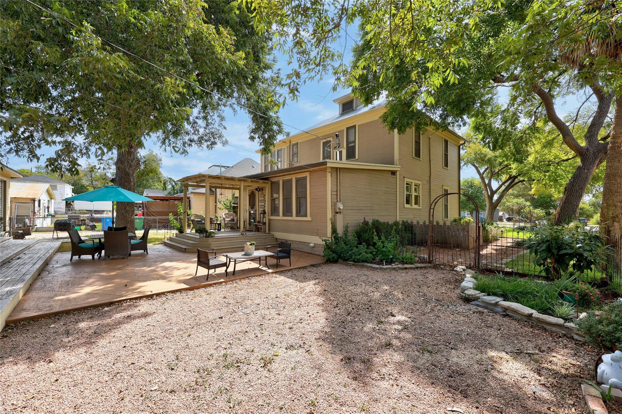 622 W 7th St, Taylor, TX 76574