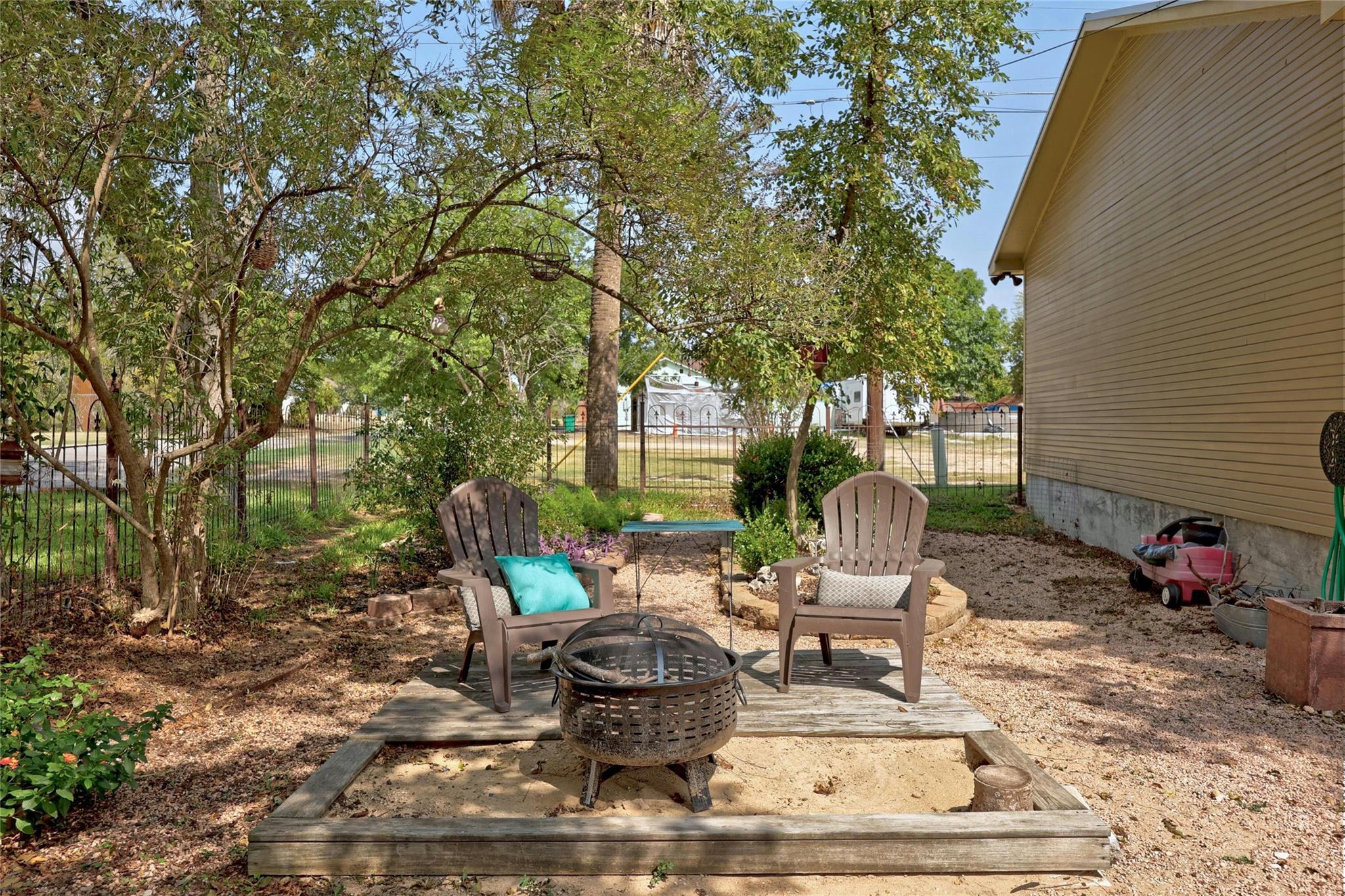 622 W 7th St, Taylor, TX 76574