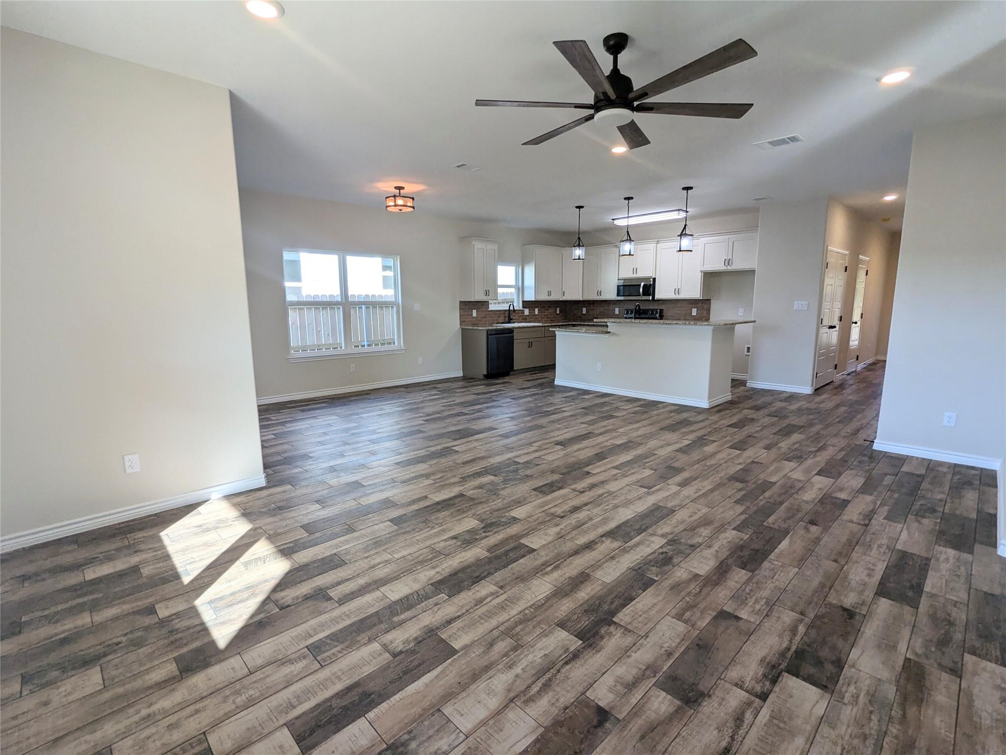 1714 E Avenue G, Lampasas, TX 76550