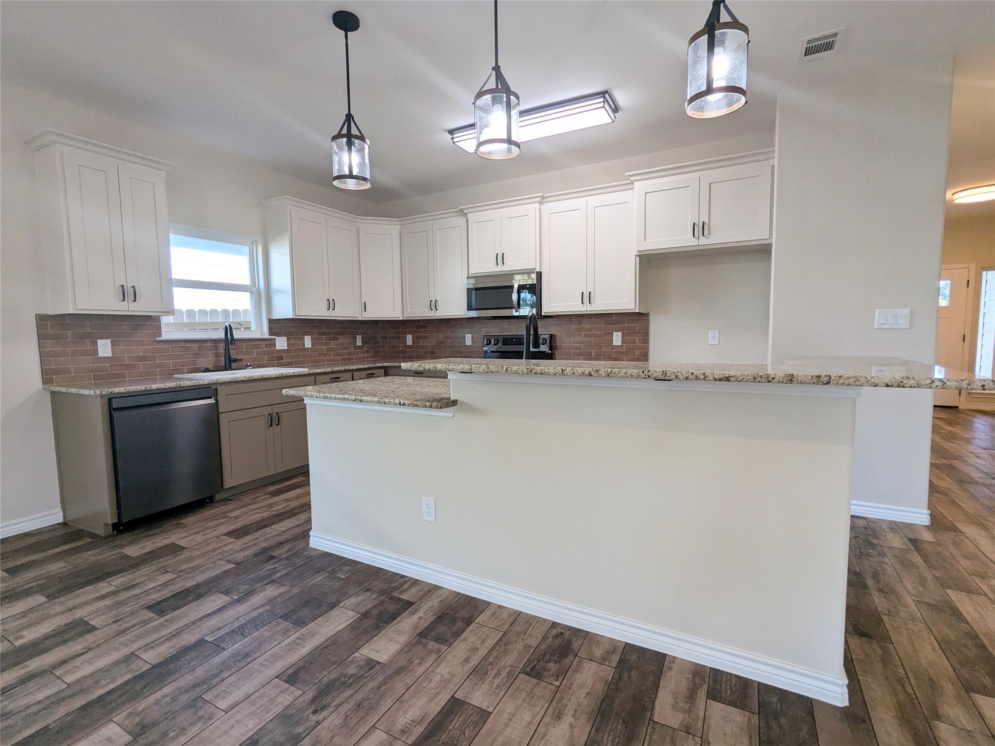 1714 E Avenue G, Lampasas, TX 76550