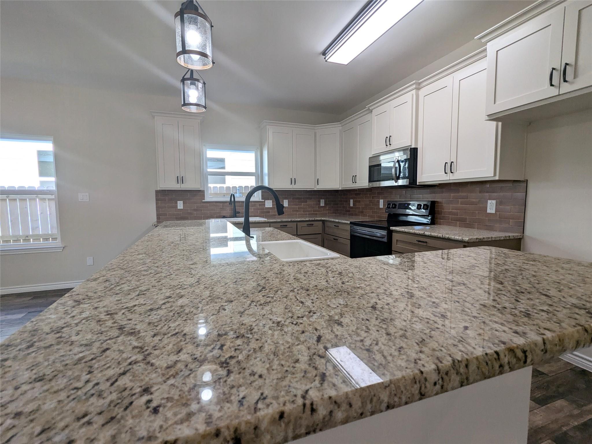 1714 E Avenue G, Lampasas, TX 76550