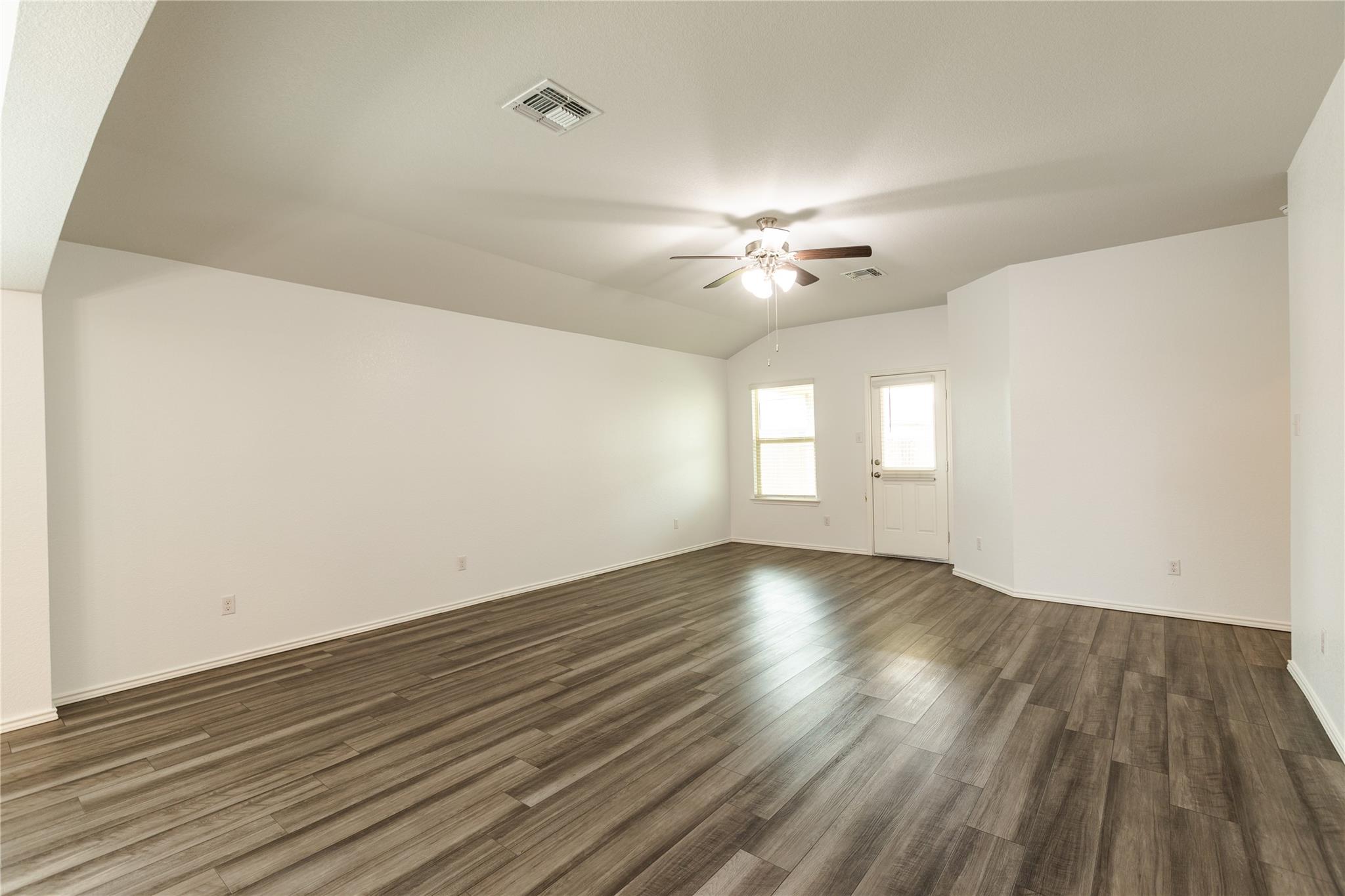 209 Reagor Dr, Taylor, TX 76574